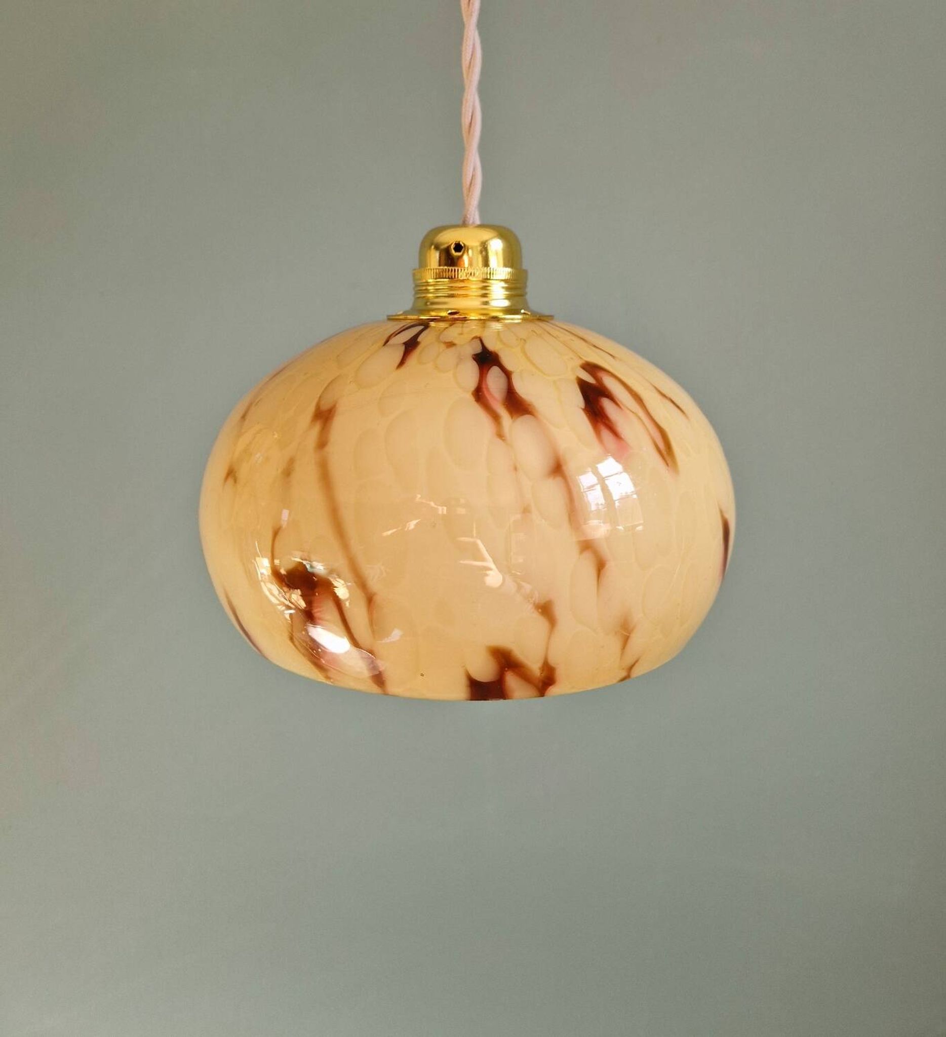 Trio of Art Deco pendant lights in marbled opaline glass, 1920s-30s