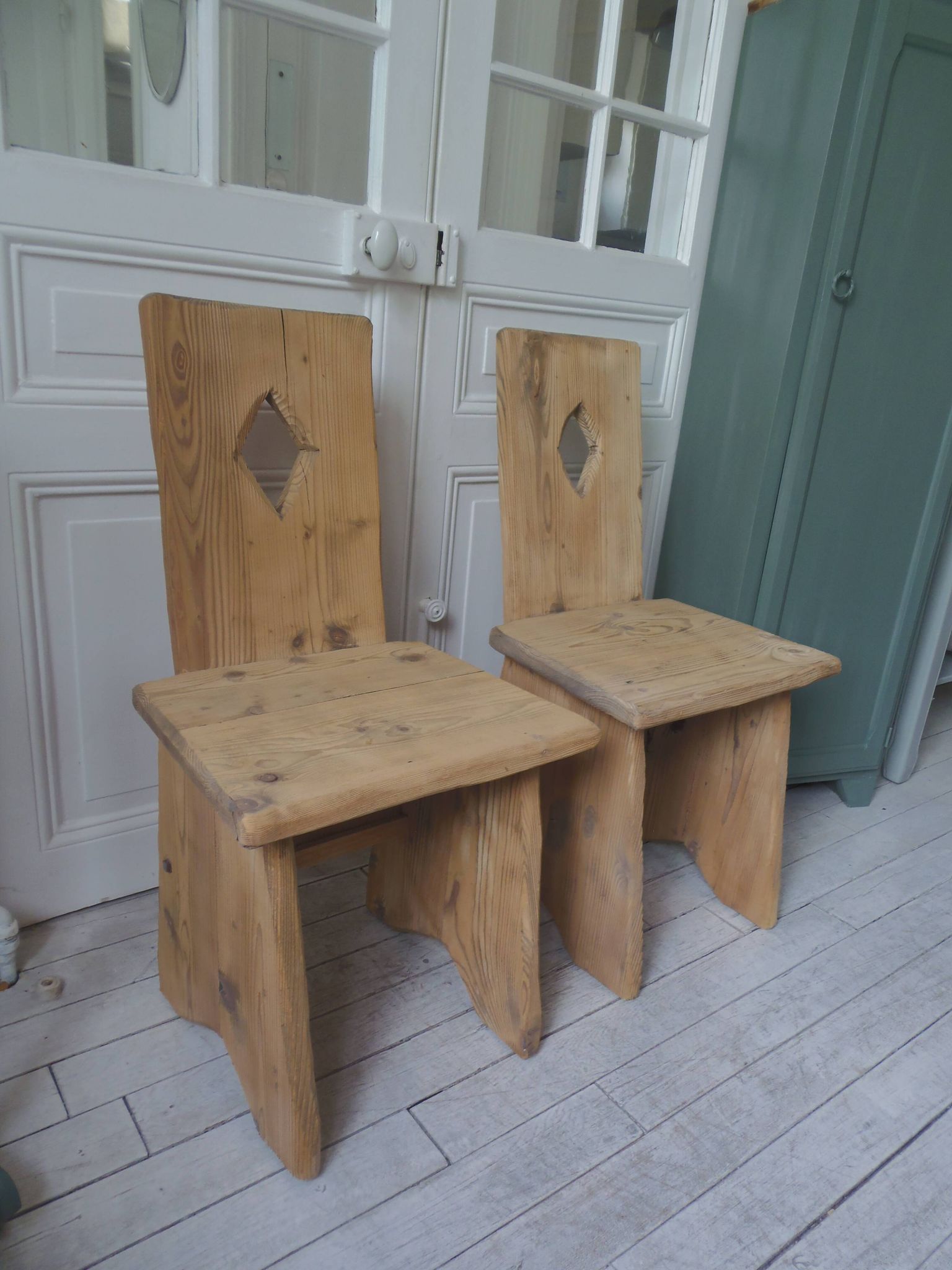 2 vintage chairs in brutalist style made of pitch pine with a waxed finish.