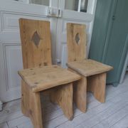 2 vintage chairs in brutalist style made of pitch pine with a waxed finish.