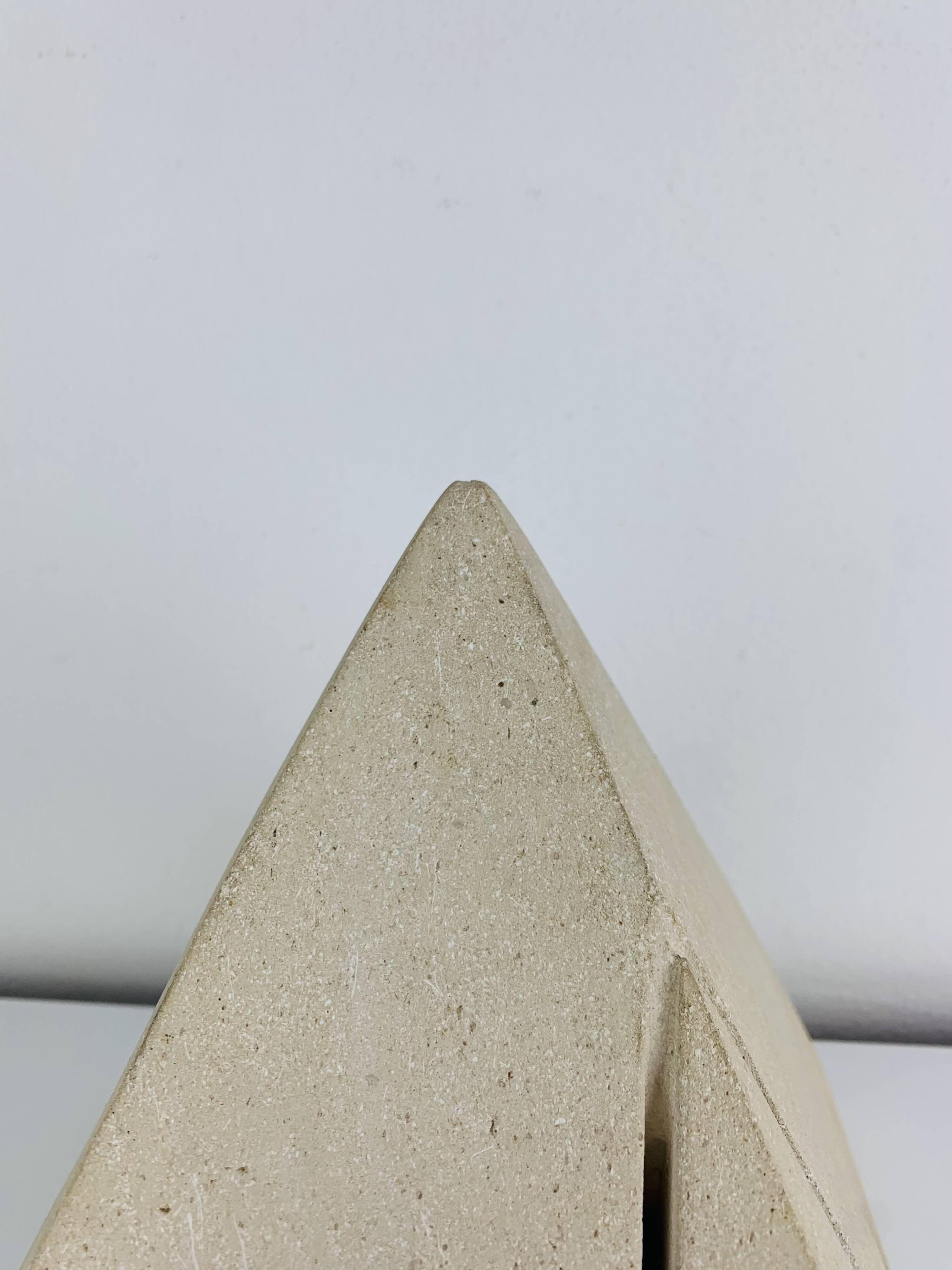 Lampe pyramide en pierre, années 70