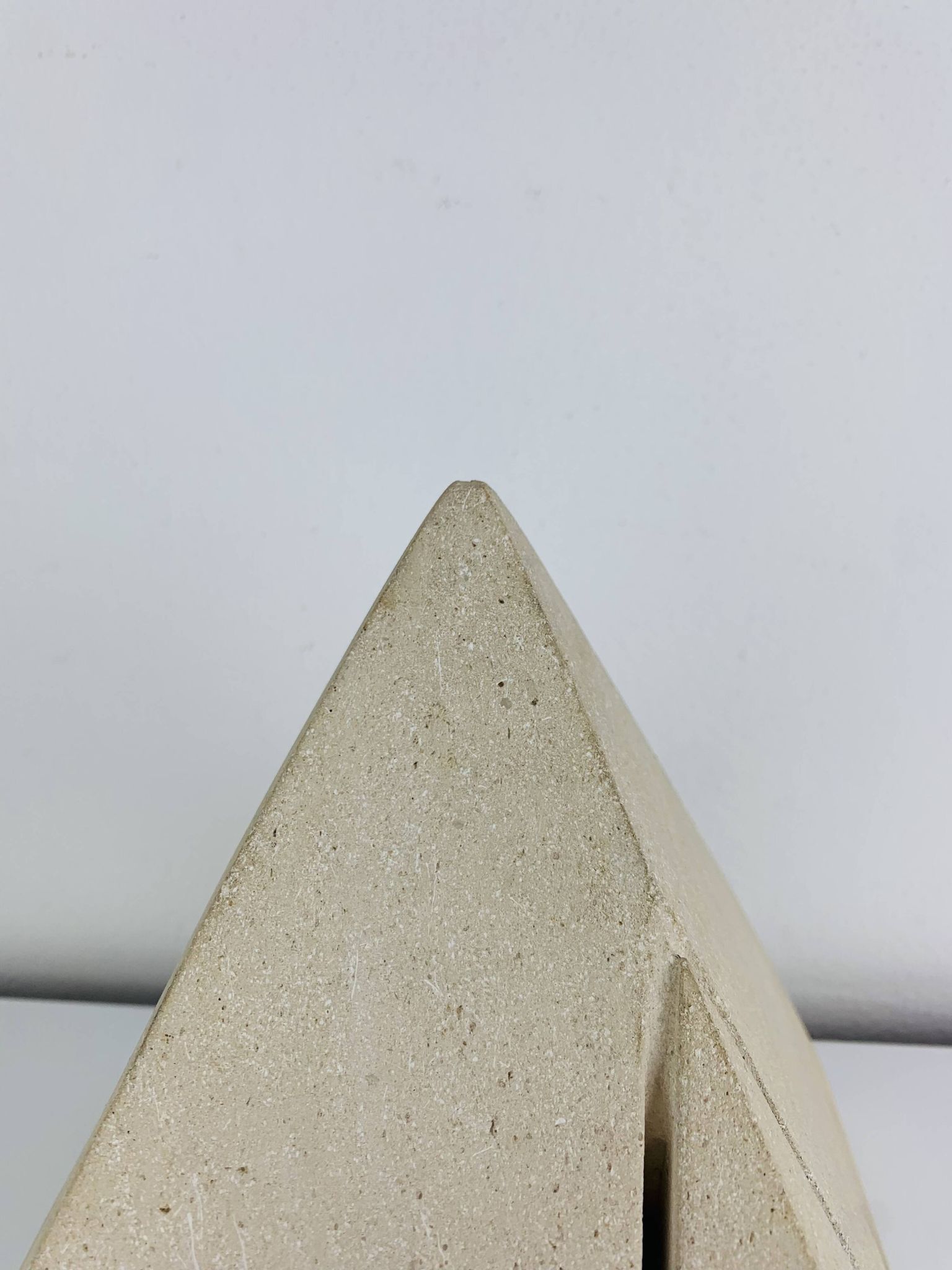 Lampe pyramide en pierre, années 70
