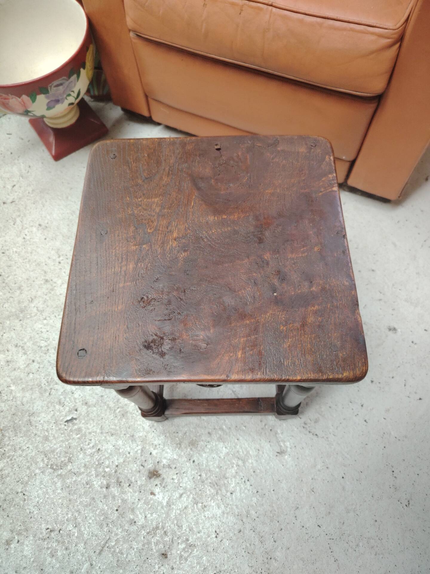 Small stool, side table or bedside table in solid wood with turned legs.