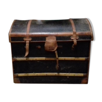 Curved travel trunk