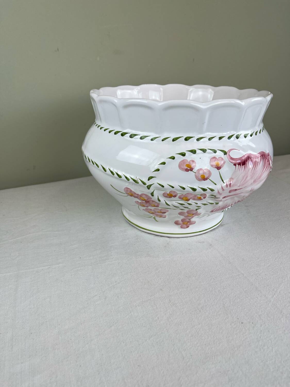 Large ceramic cache-pot