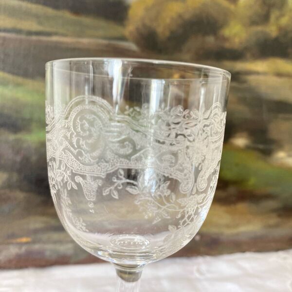 Verres à pied anciens gravés et carafe