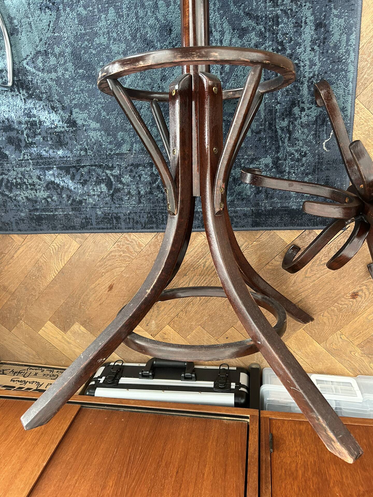 Baumann coat rack, swivelling parrot design from the 60s/70s in wood.