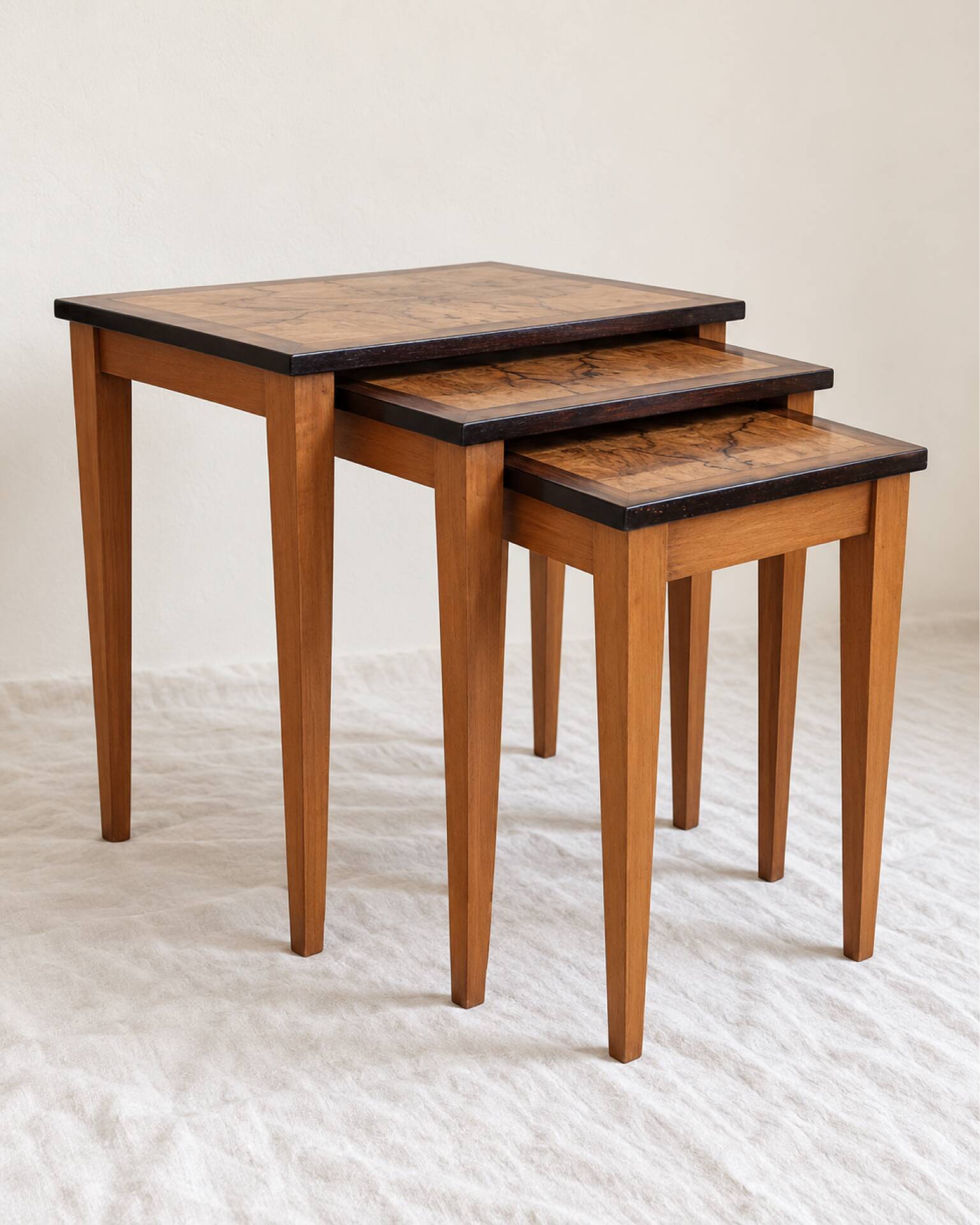 Tables gigognes Art Déco en bois figuré – ensemble de 3