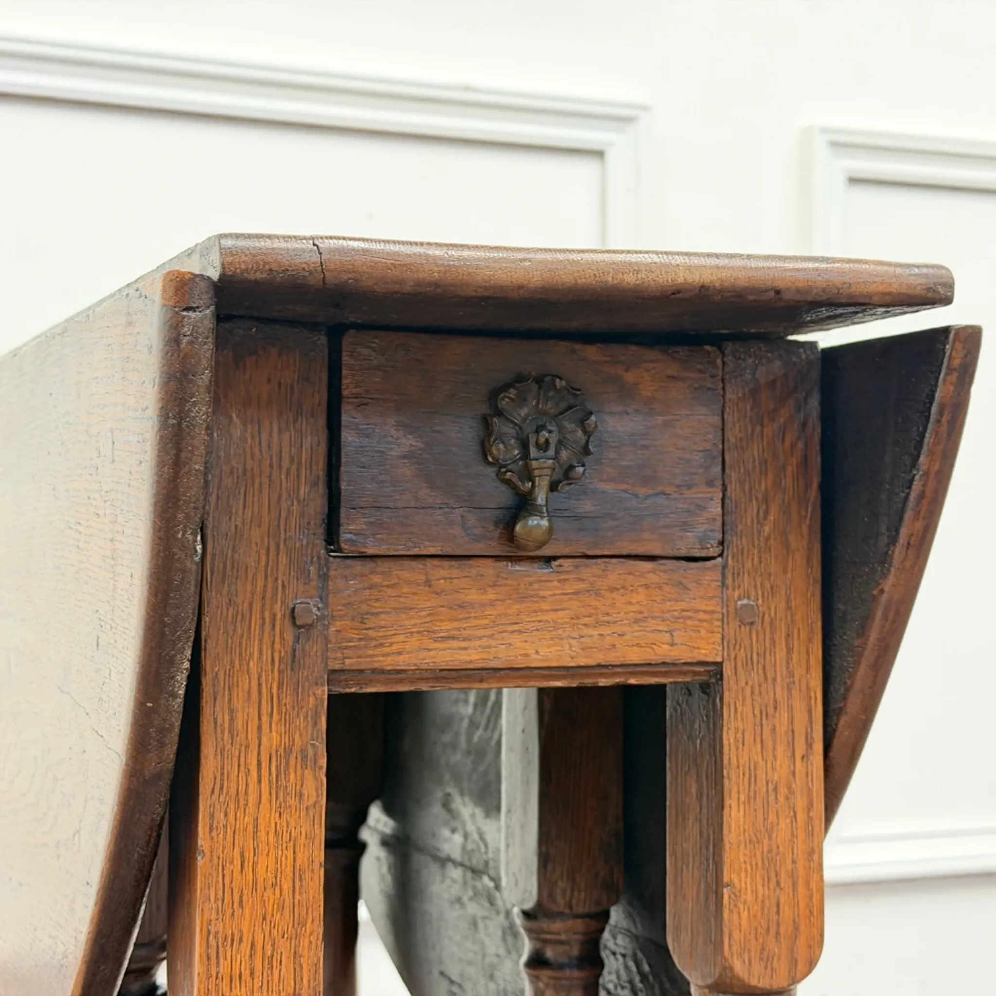 Table d'appoint en cerisier français antique
