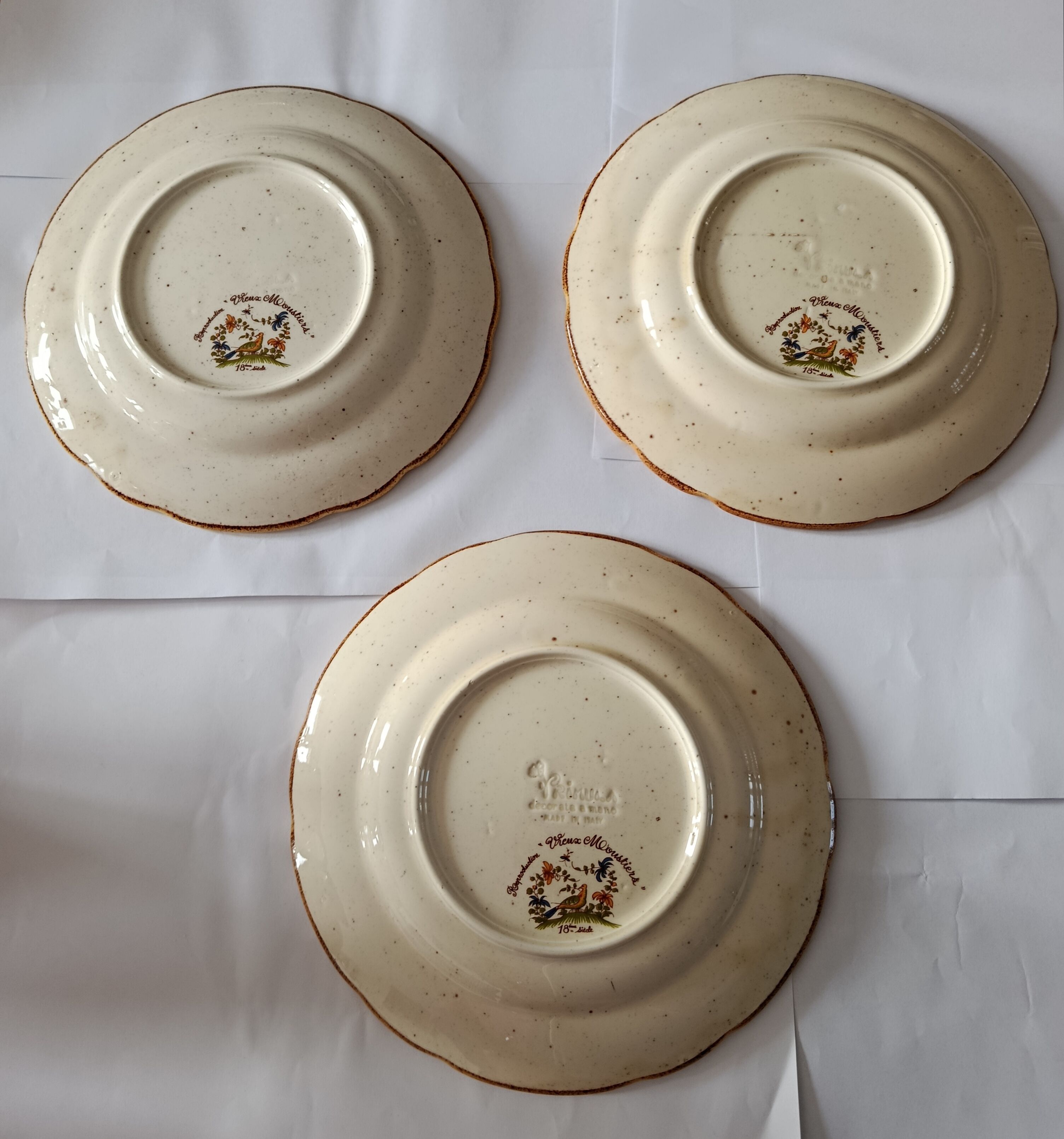Vase and plates Old Moustiers