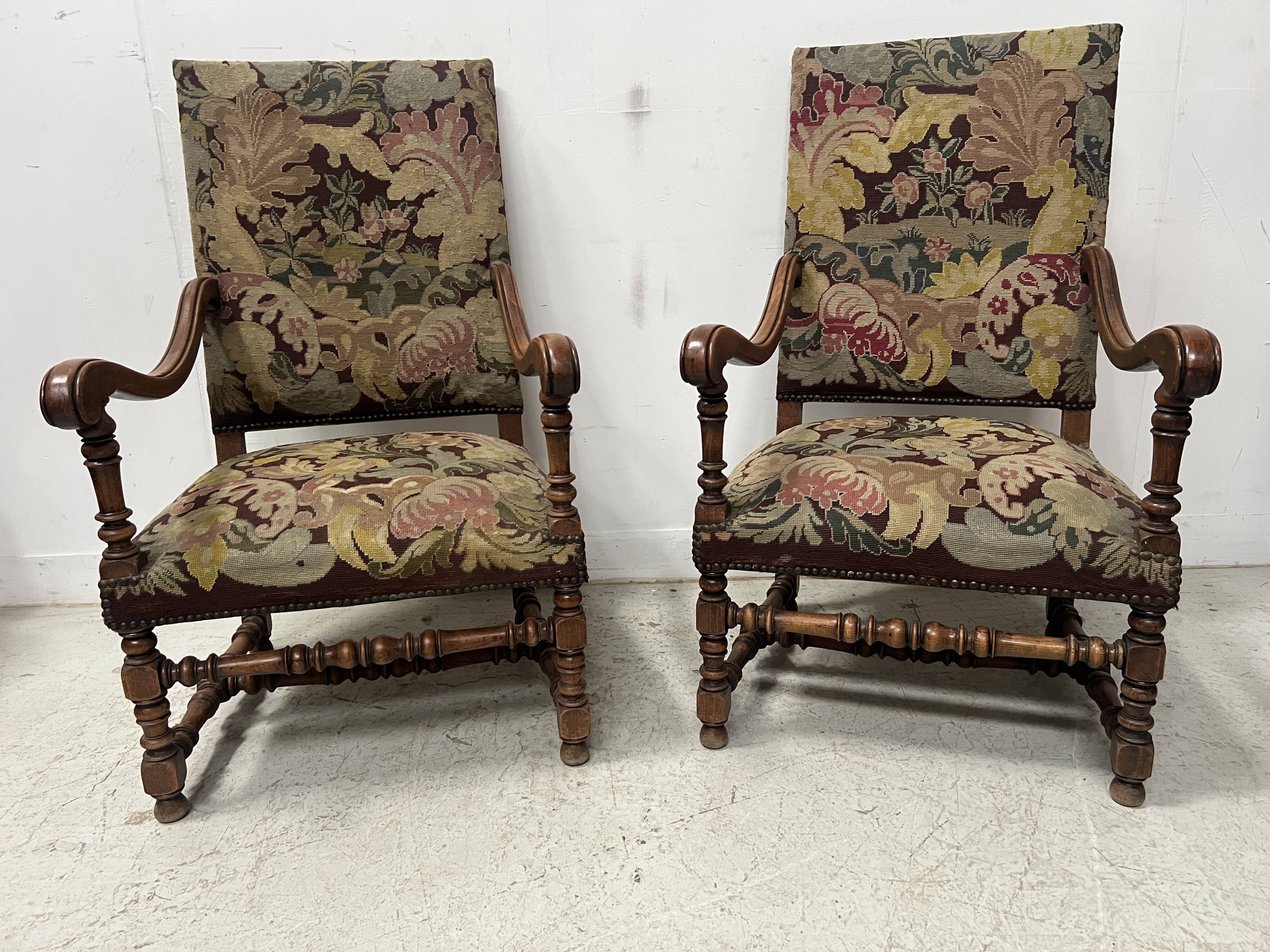 Paire de fauteuils de style Louis XIII a haut dossiers plats XX siècle