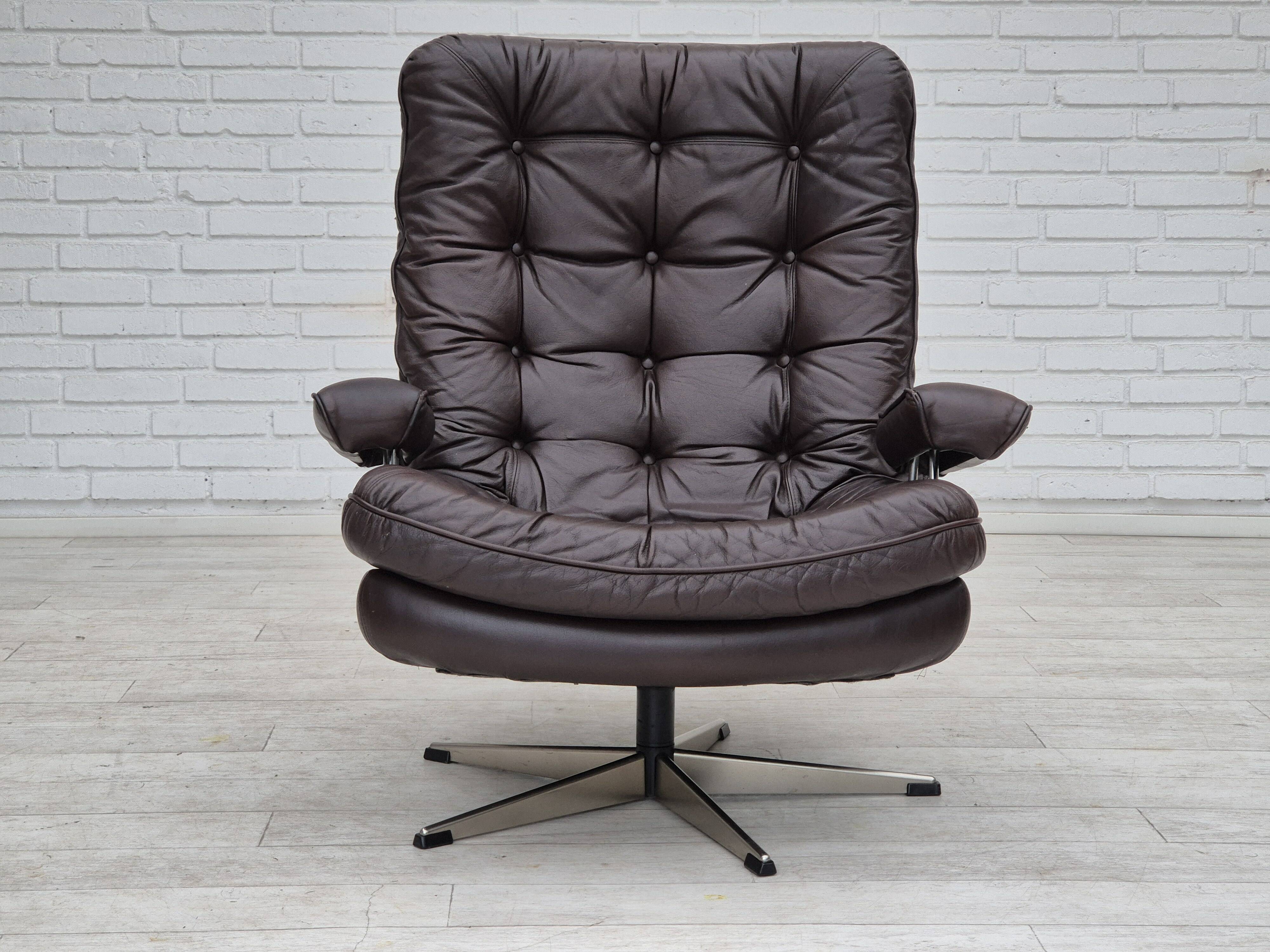 Chaise pivotante danoise des années 1970, état d'origine, cuir d'ameublement marron.