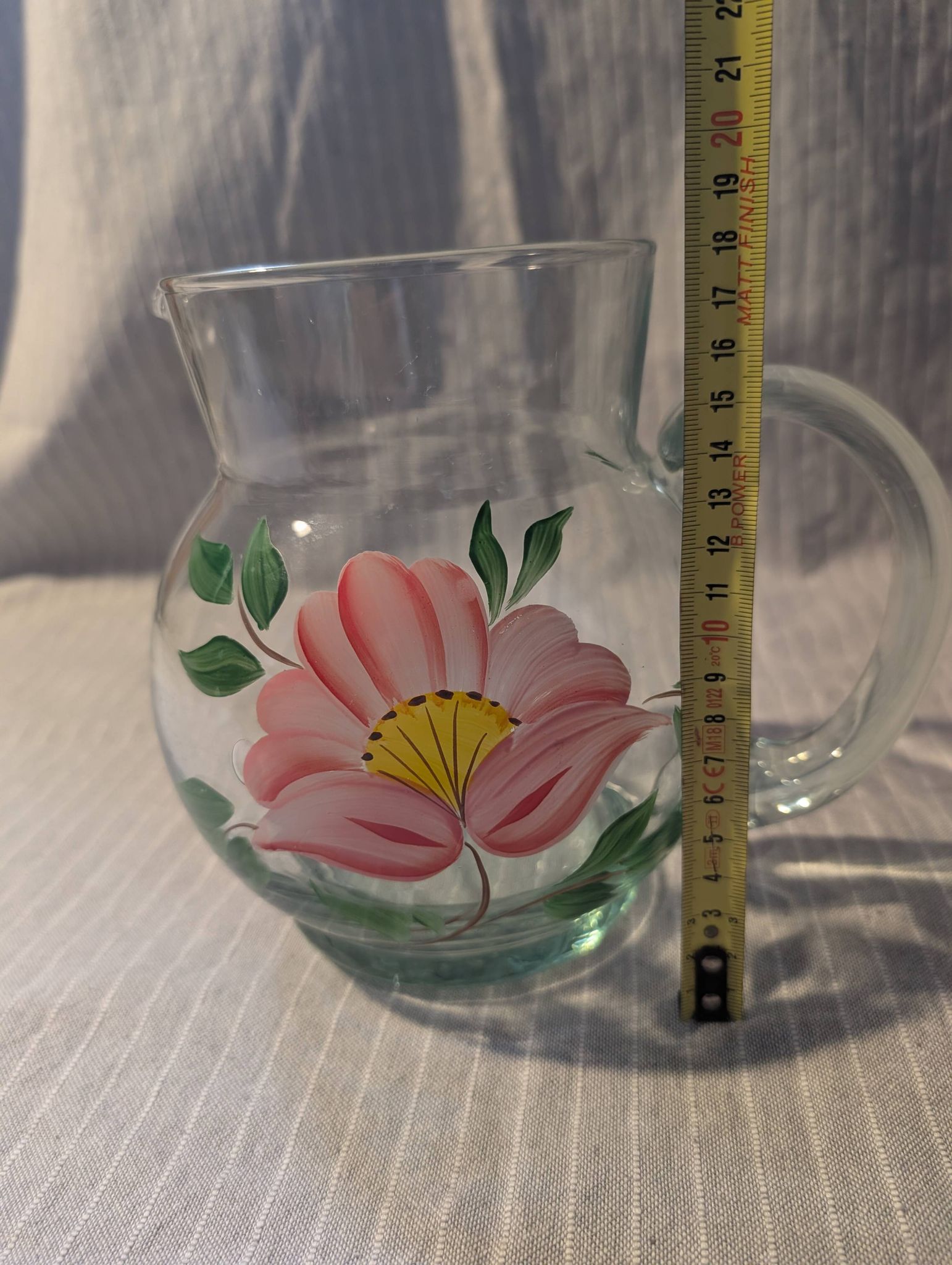 Pichet décoratif avec motif floral