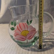 Pichet décoratif avec motif floral
