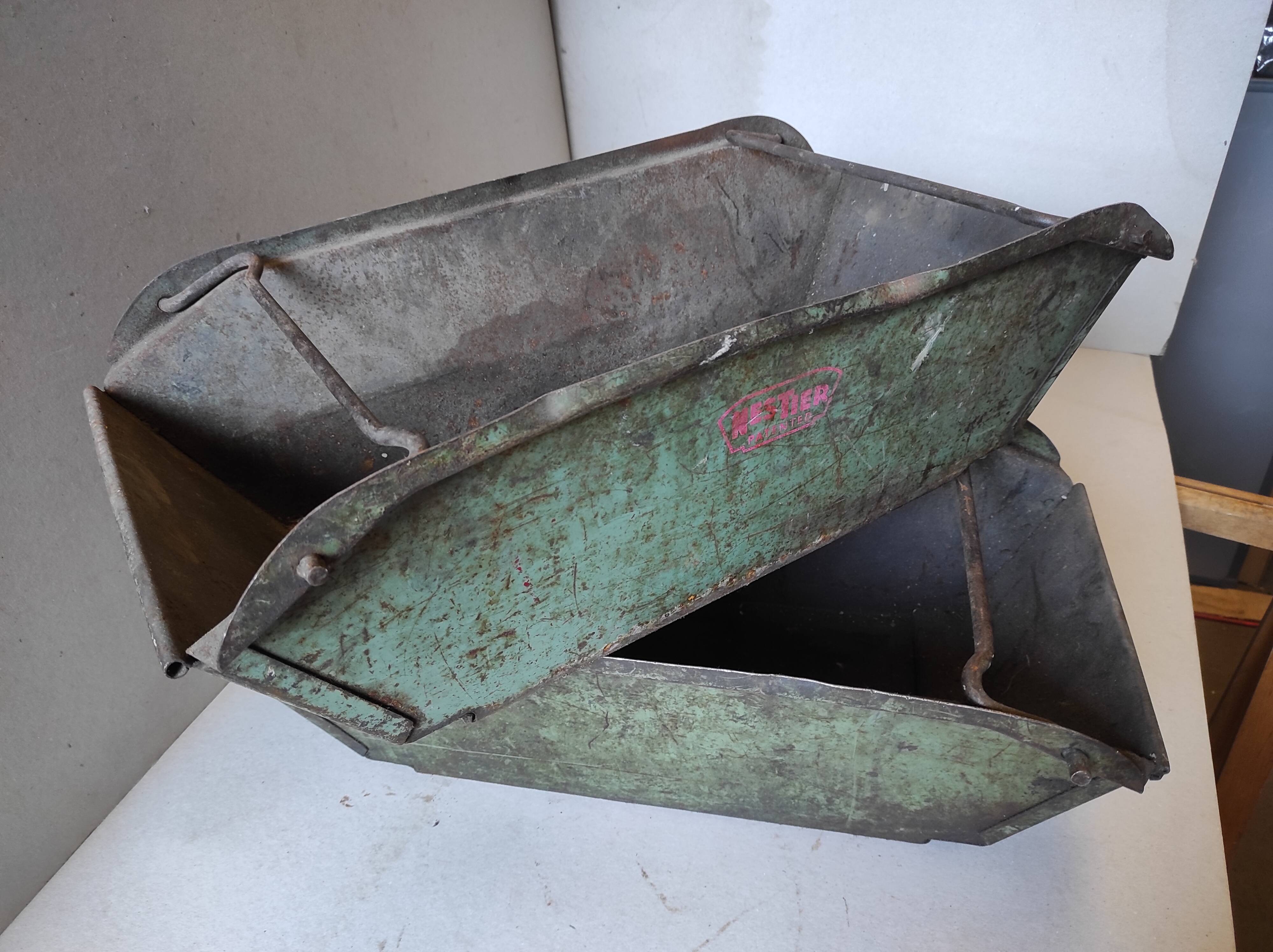 Old metal box of vintage industrial workshop Nestier