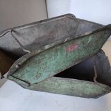 Old metal box of vintage industrial workshop Nestier