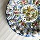 Grand plat décoratif peint à la main avec motifs floraux et oiseau