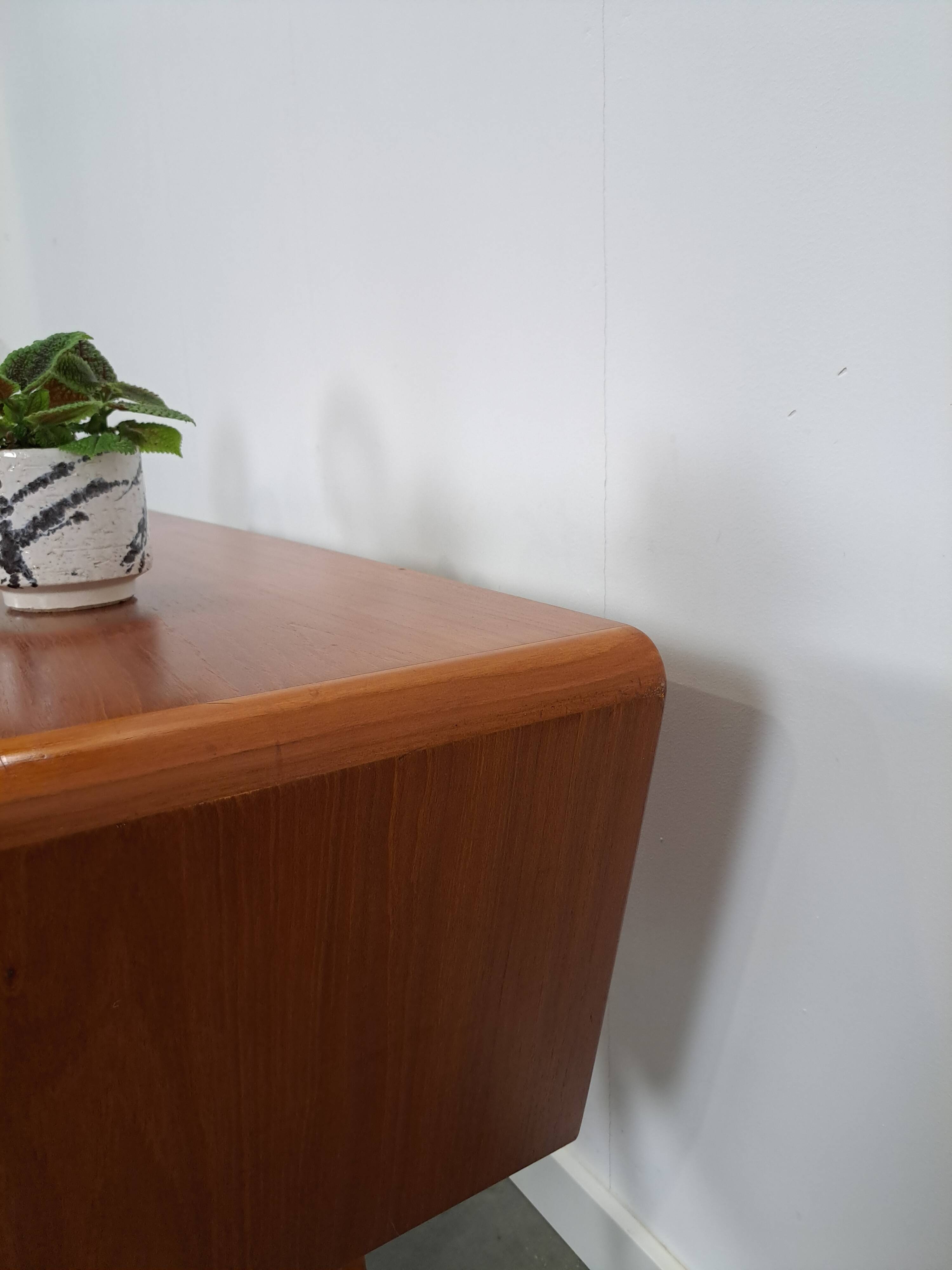 Teak vrijstaand partner bureau met schuine vormen, lades en extra werkblad