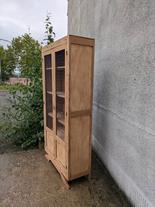 Armoire parisienne grillagée