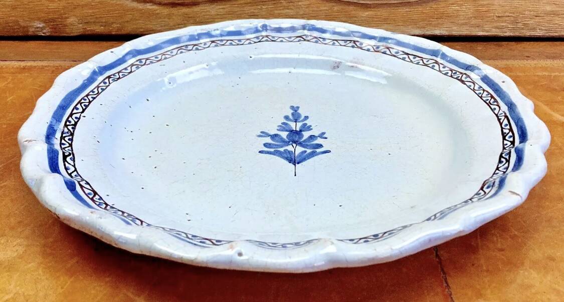 Old semi-hollow round dish XVIII Forges les eaux Rouen cul noir