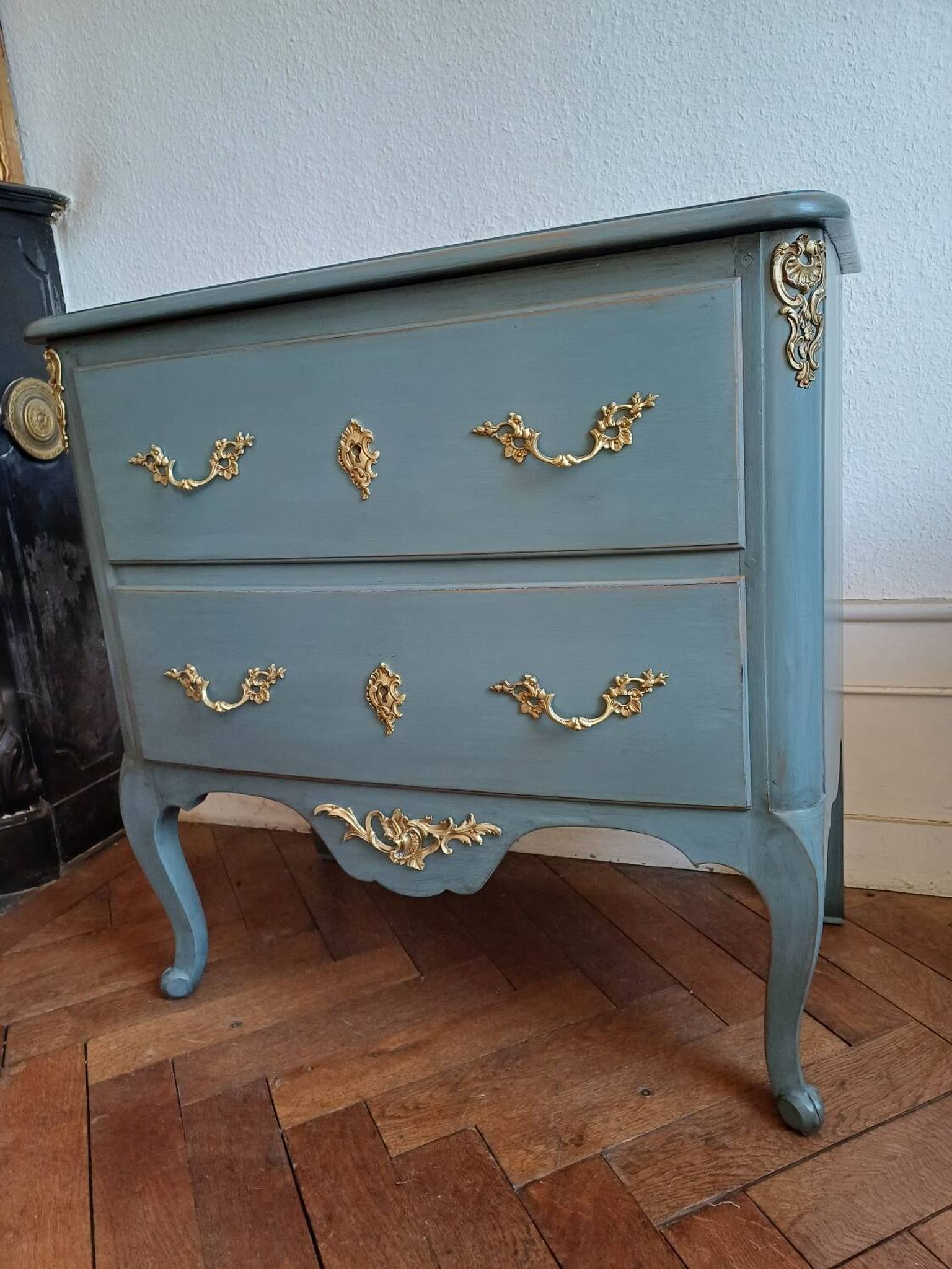 Regency style patinated bedroom chest of drawers with 2 drawers