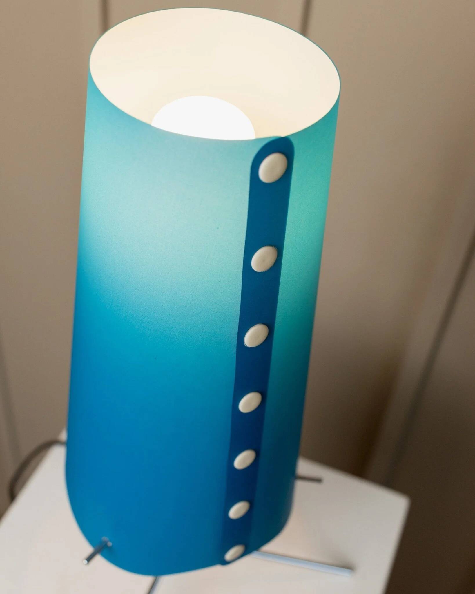 Lampe de table vintage bleue des années 1980 de style Memphis avec tige en métal noir réglable et base trépied en chrome.