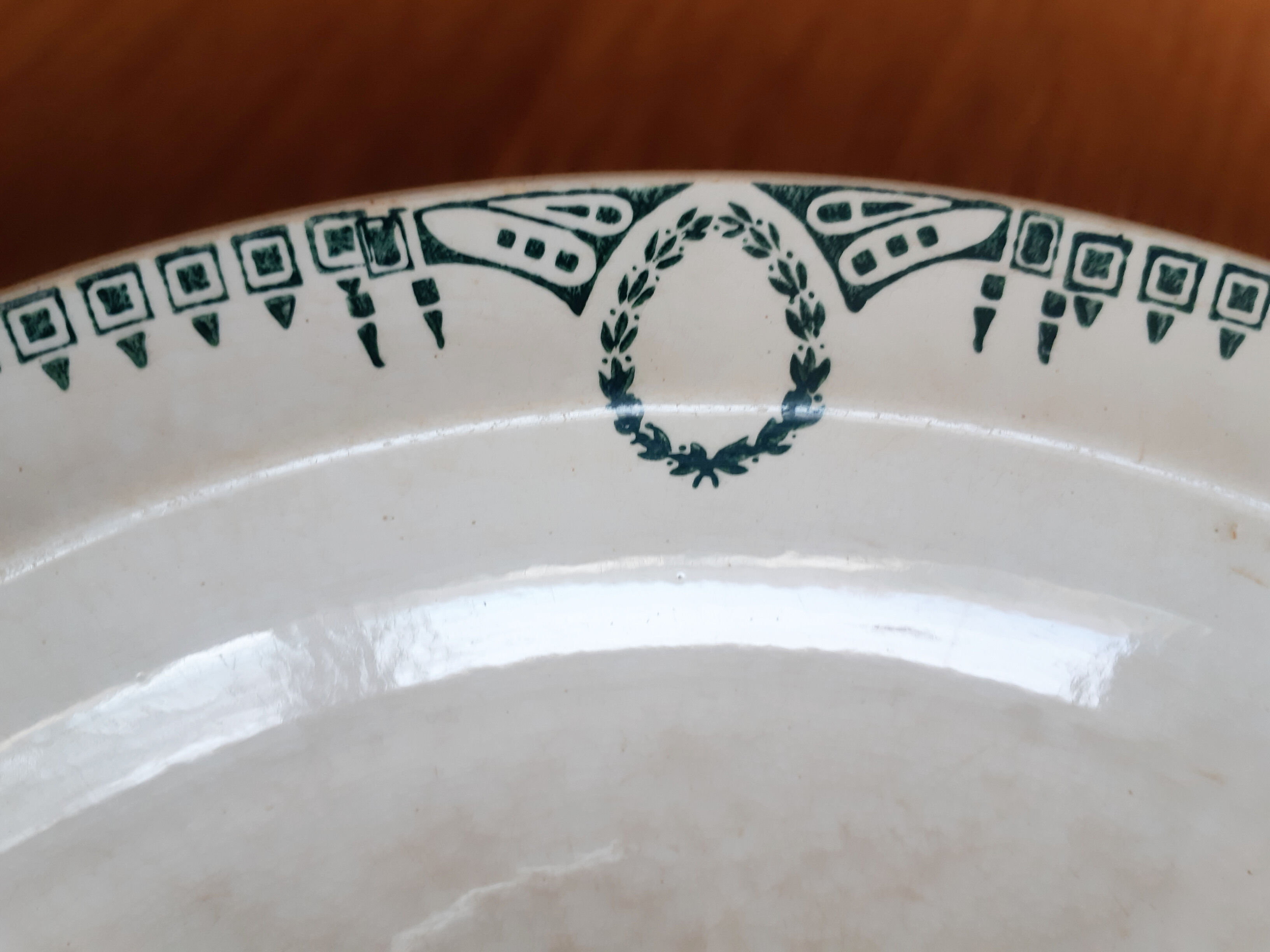 Hollow round faience dish Saint Amand