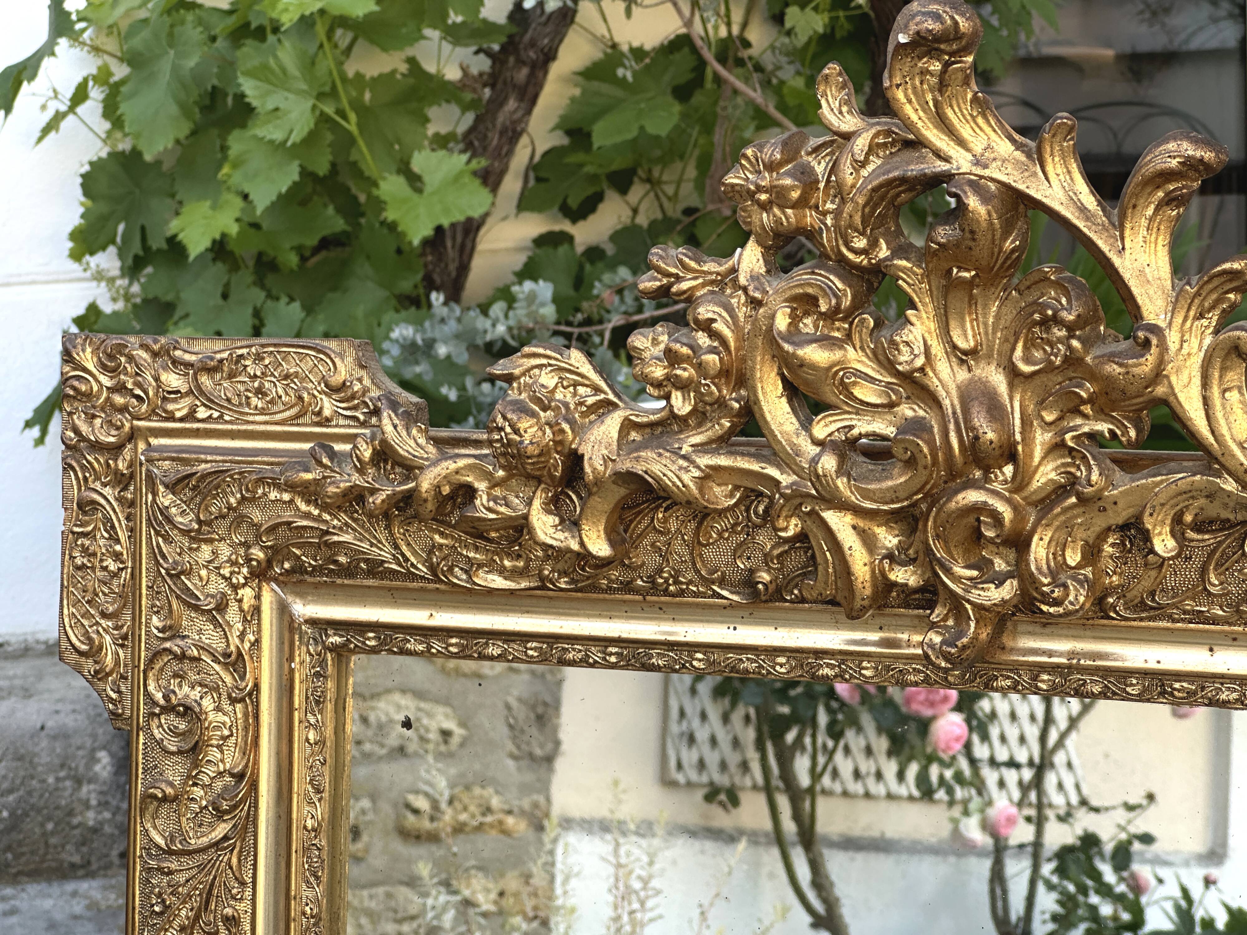 Miroir de cheminée ancien fronton en bois et stuc doré Napoléon III