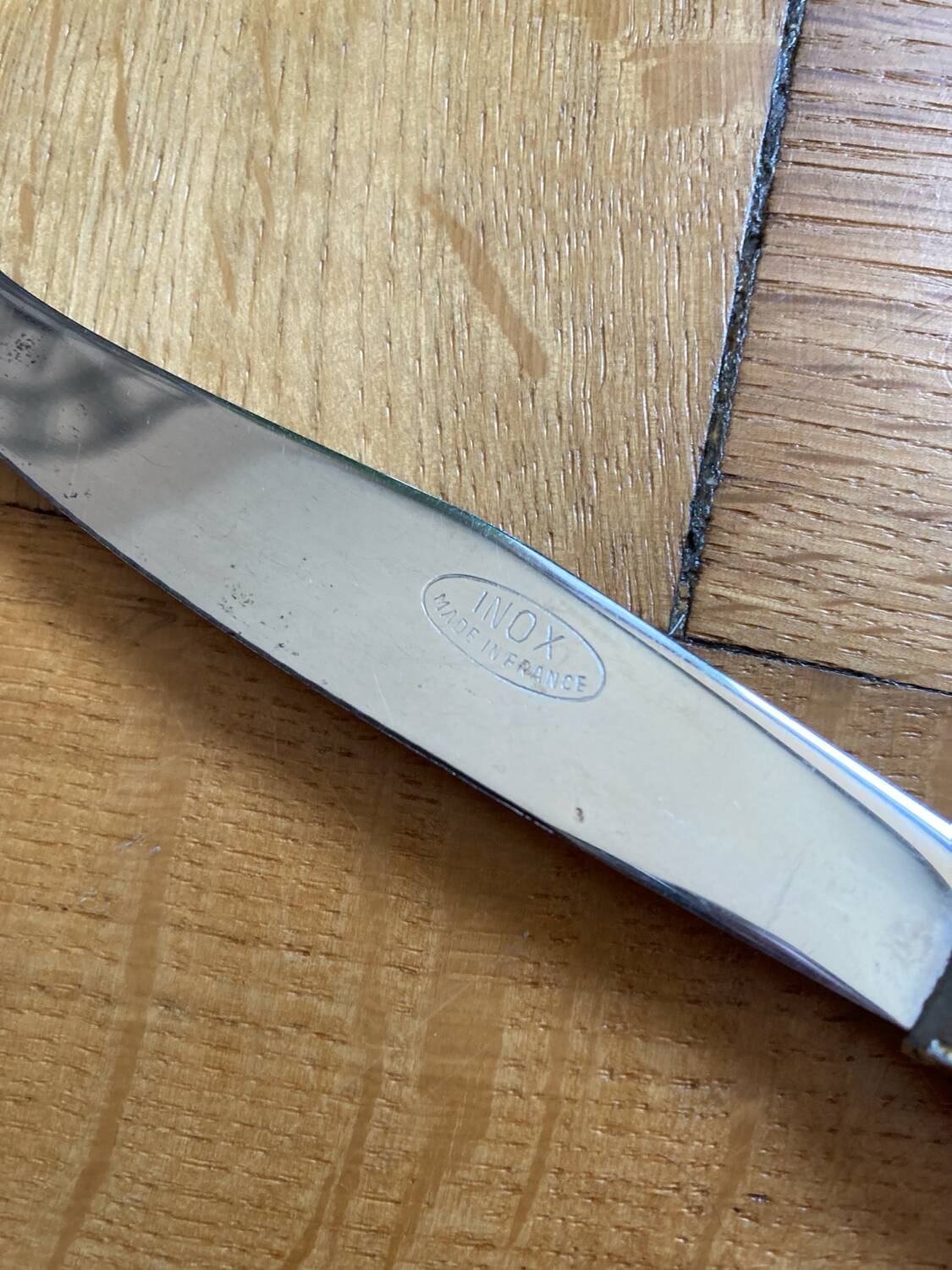 Barbotine cheese knife