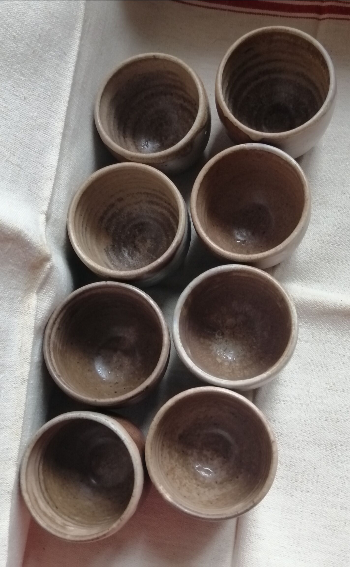Lot de 8 verres en grès émaillé