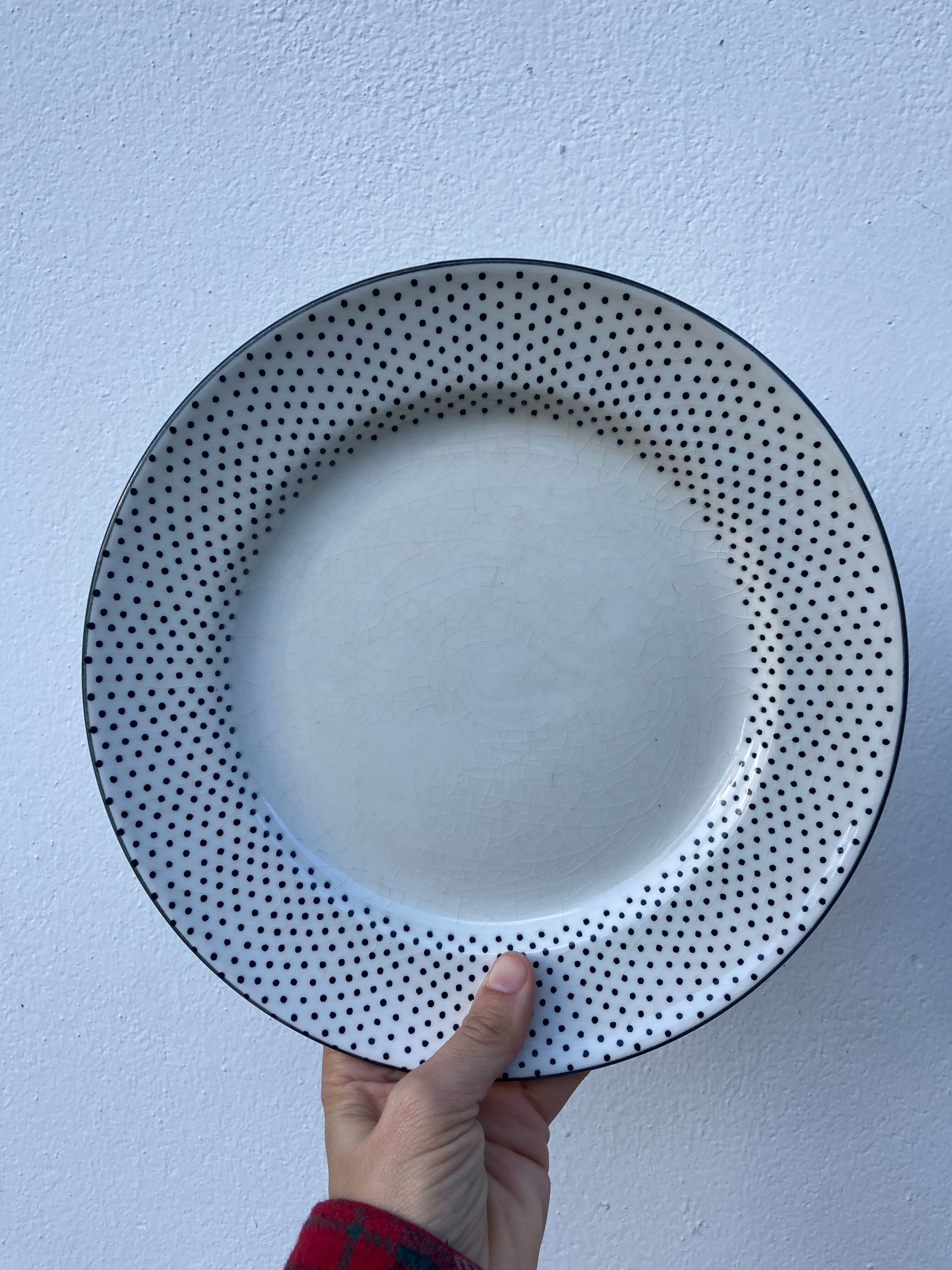 Gien service for 6 people with black polka dots: soup plates and flat plates