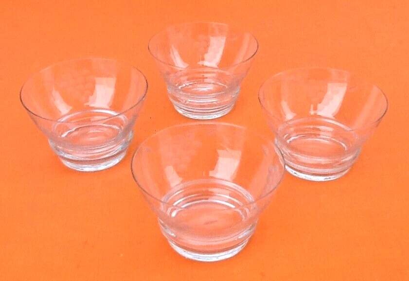 4 Champagne glasses from the 1930s with chiseled grape cluster decoration