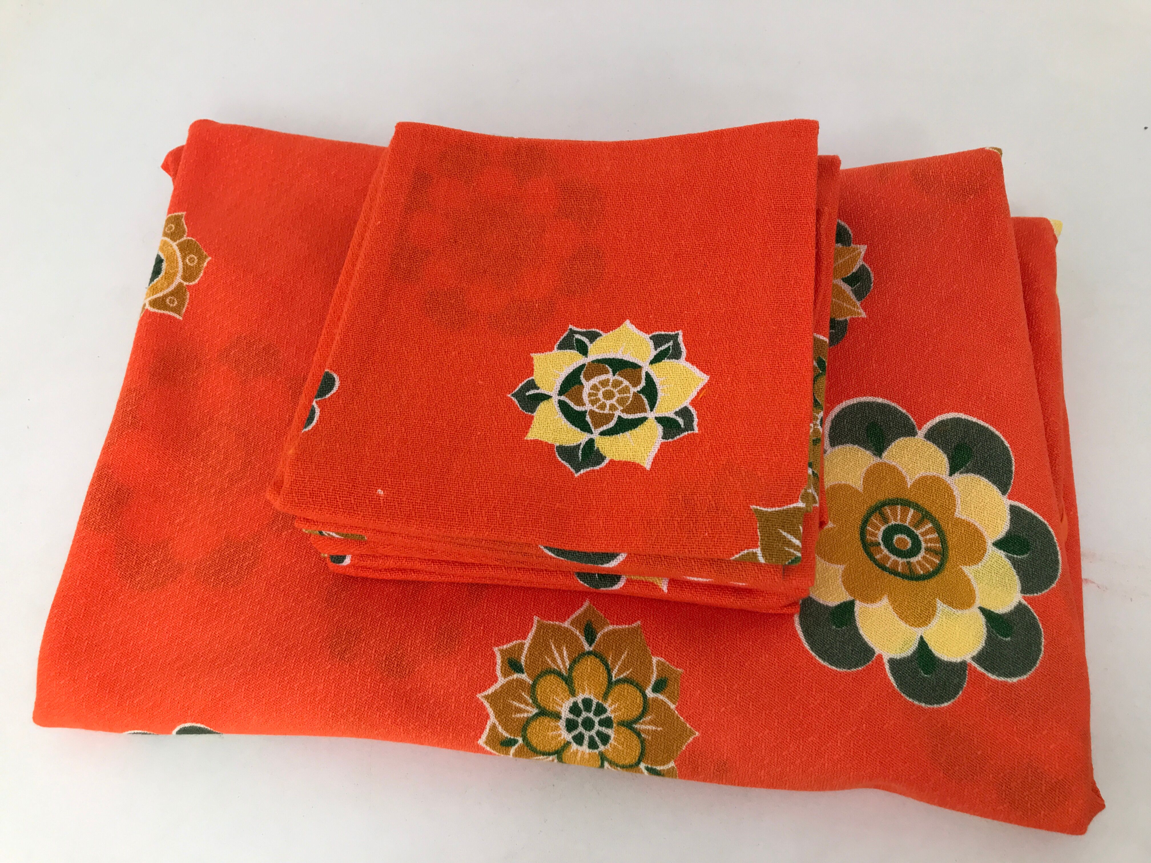 Round tablecloth and 7 towels seventies 70s
