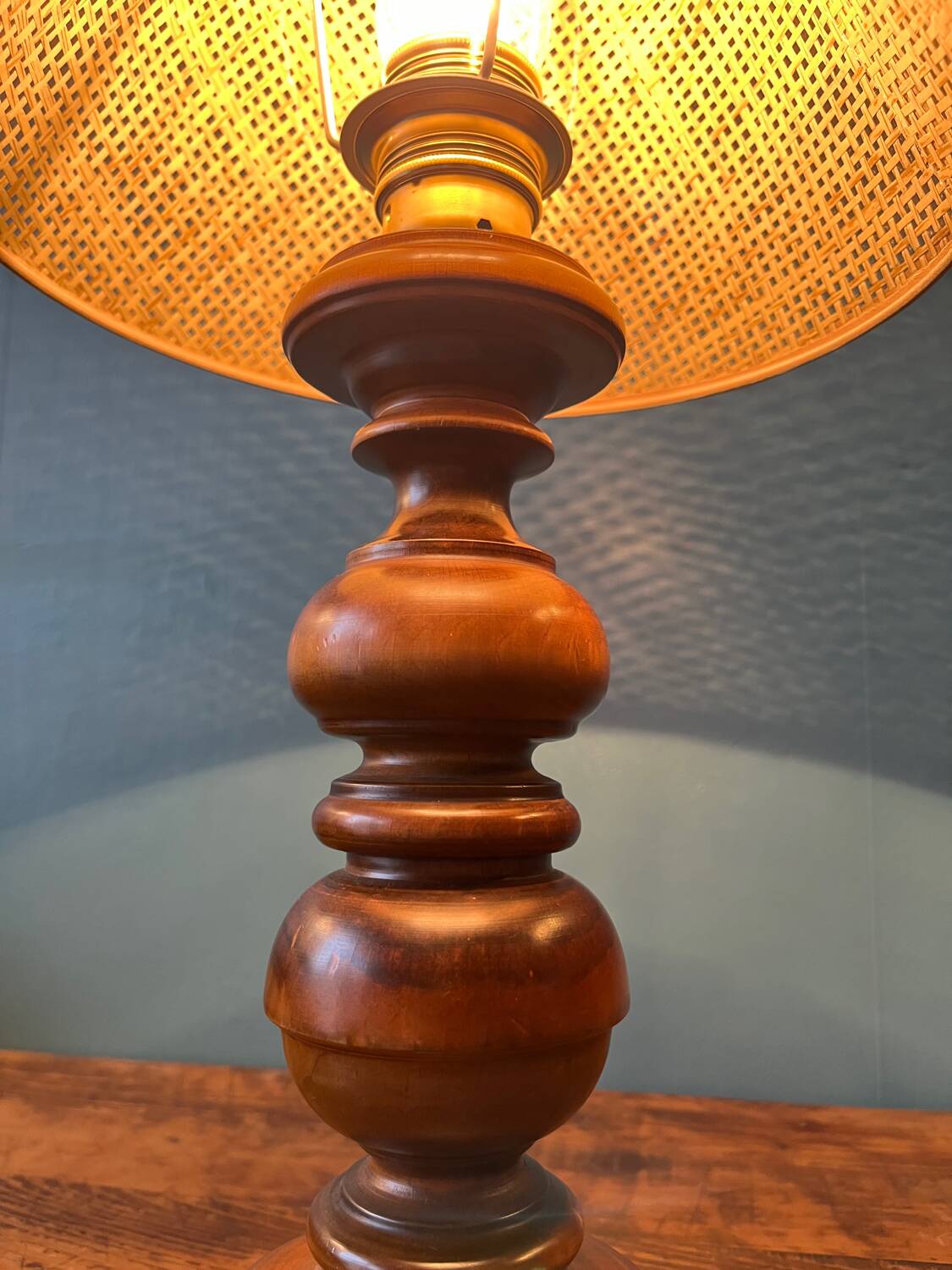 Wooden foot table lamp