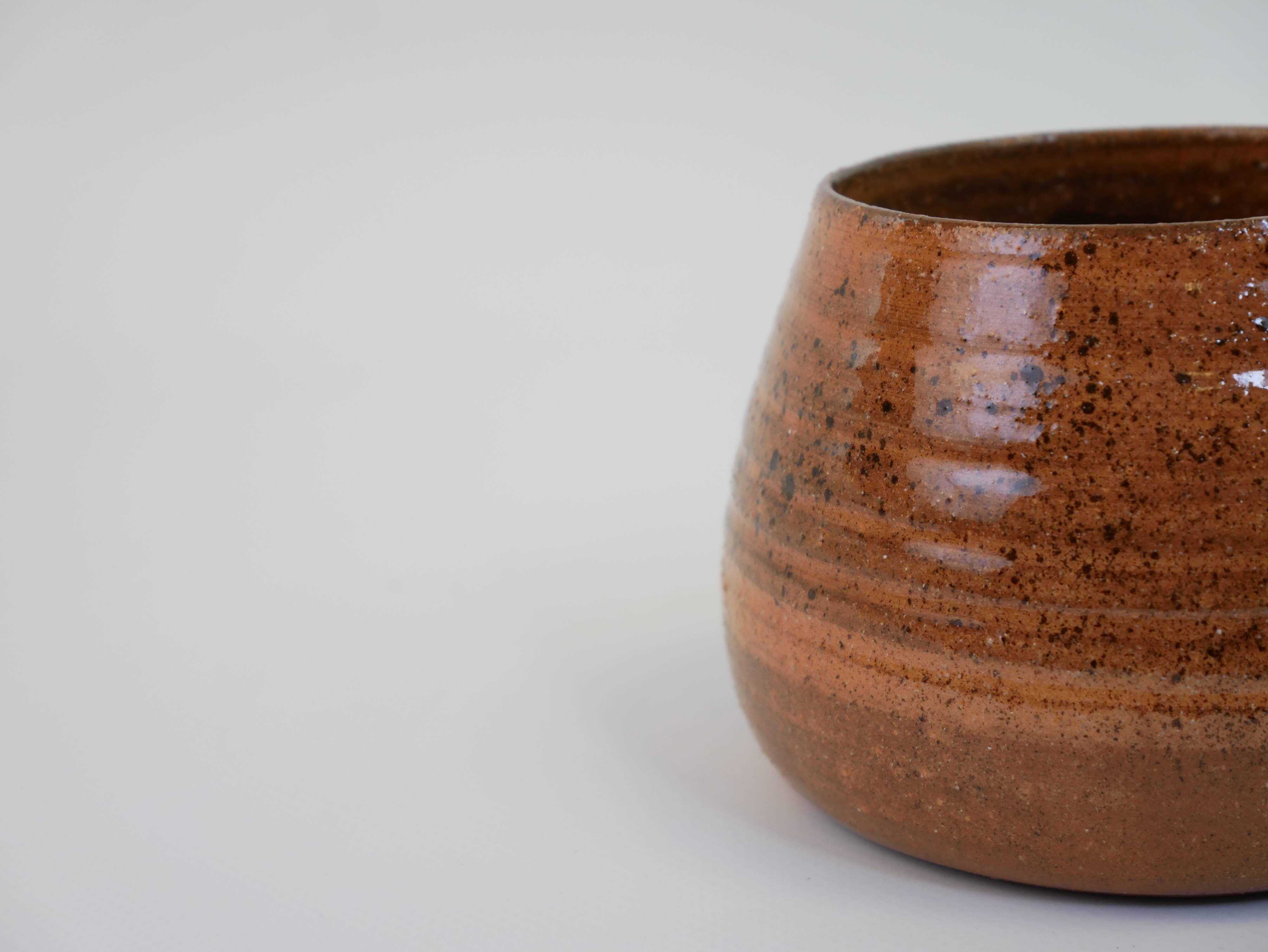 Petit pot en céramique tourné orange et marron