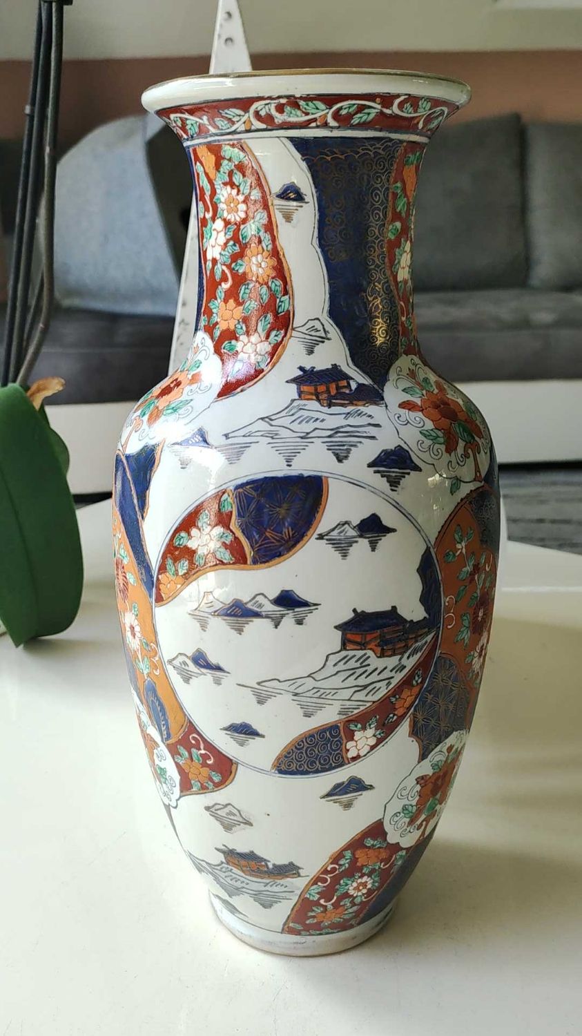 Chinese baluster vase in glazed ceramics. Wild, floral nature. Imari style. 32 cm