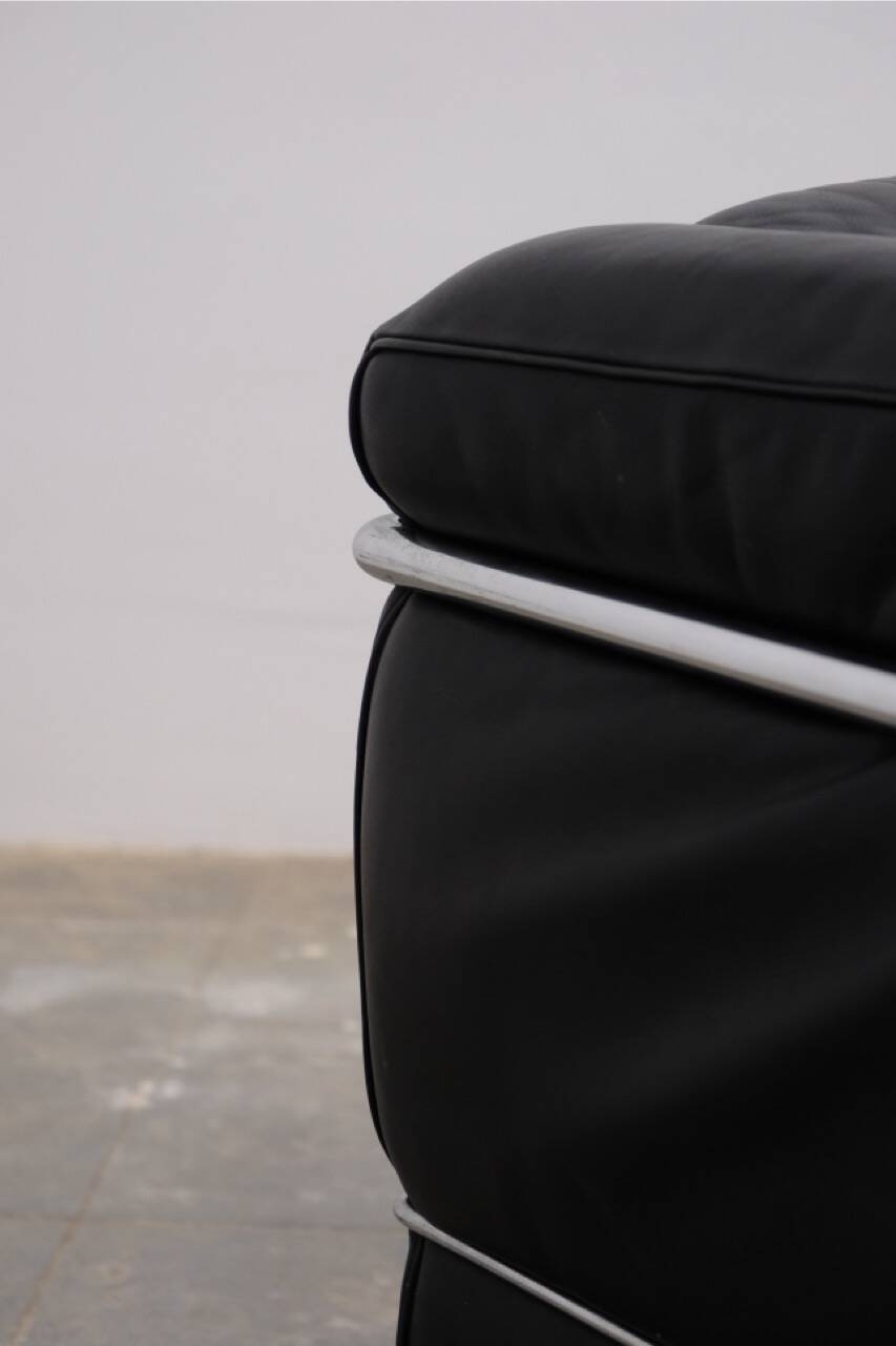 LC2 armchair in black leather – Design Le Corbusier, Pierre Jeanneret & Charlotte Perriand