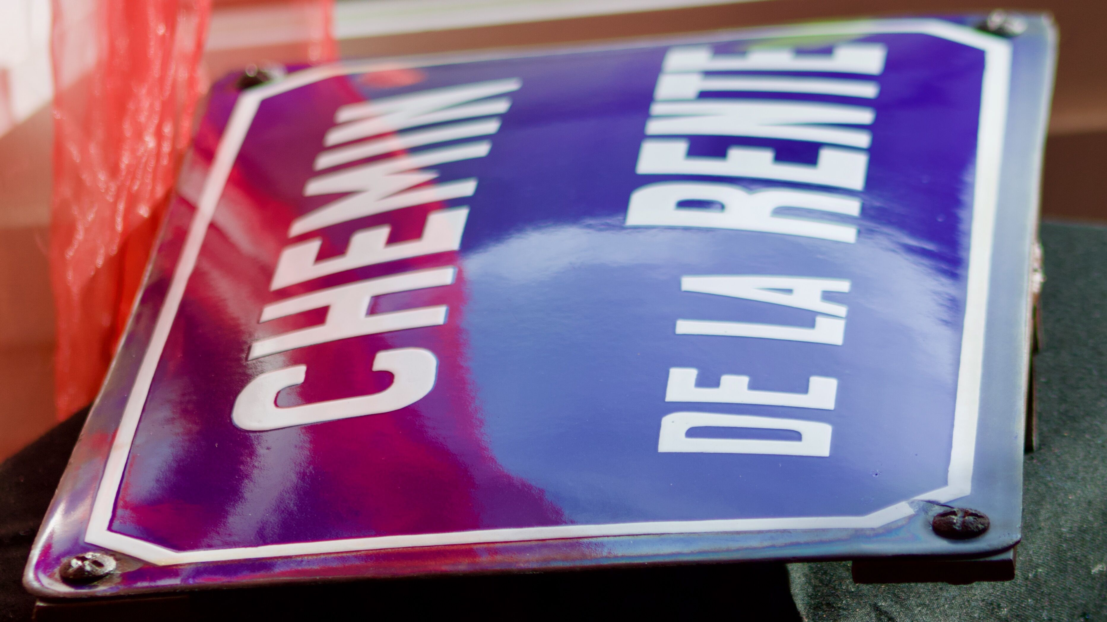 Old Enamelled and bulging "Chemin de la Rente" street plate, in perfect condition, on its cast iron support