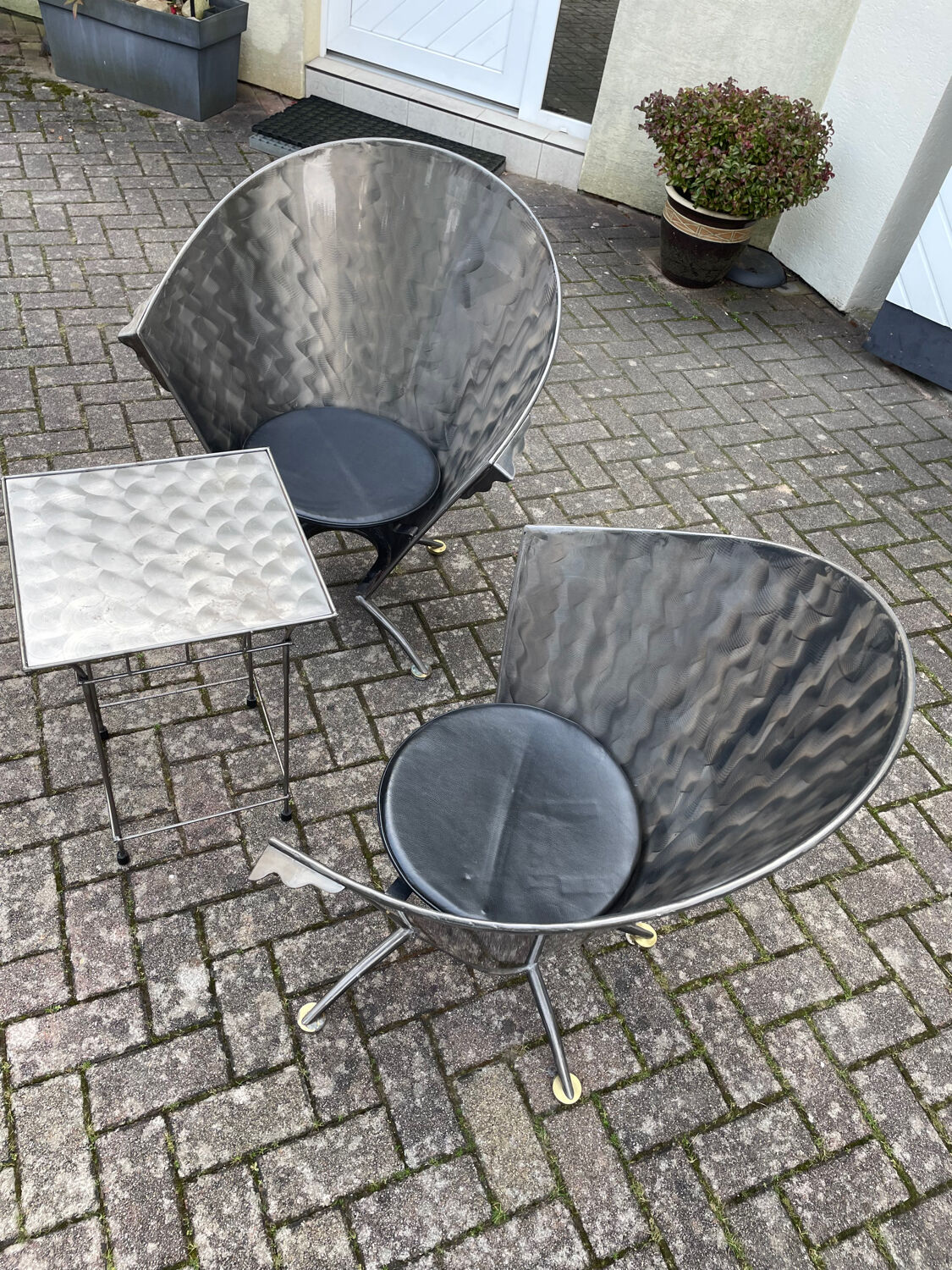 2 cone chairs and a table by Steel-Line