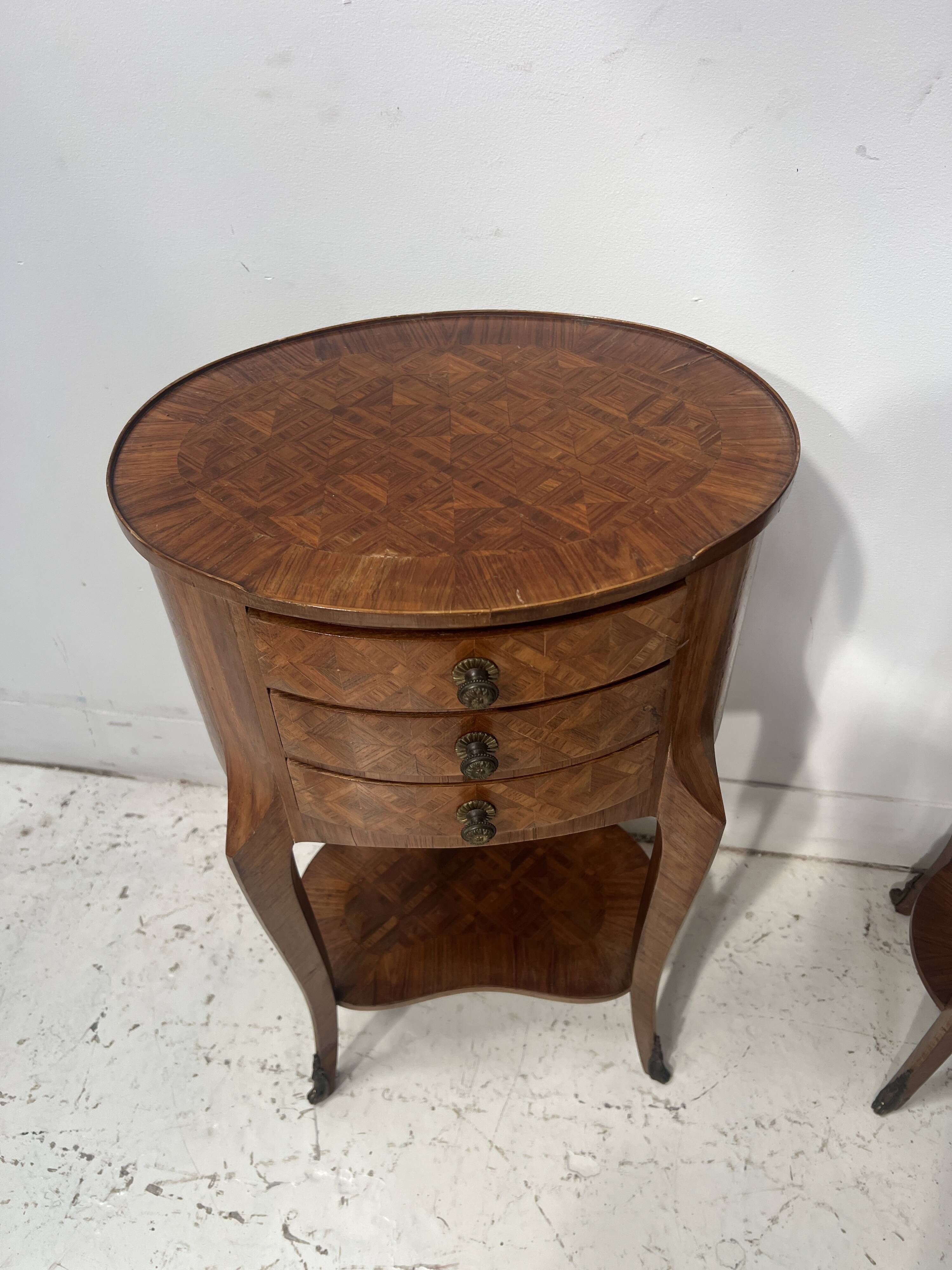 Pair of small kidney-shaped commodes in marquetry veneer, 20th century.