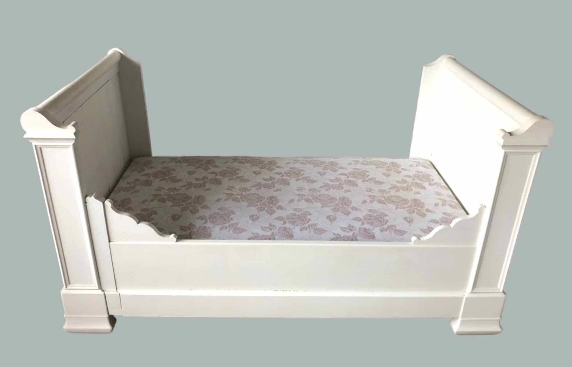 White lacquered solid wood sleigh bed