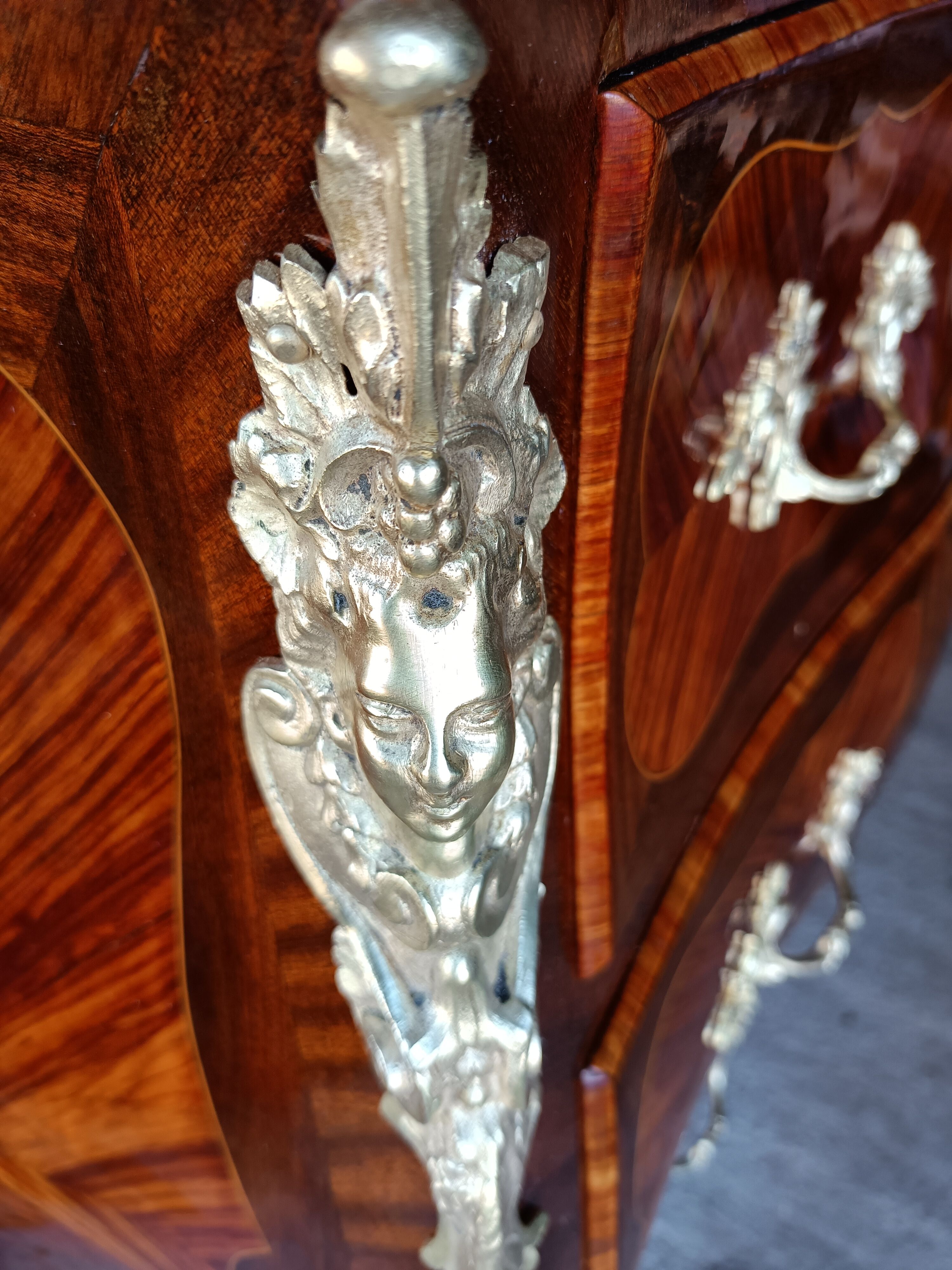 Louis XV jumping chest of drawers curved in precious wood marquetry.