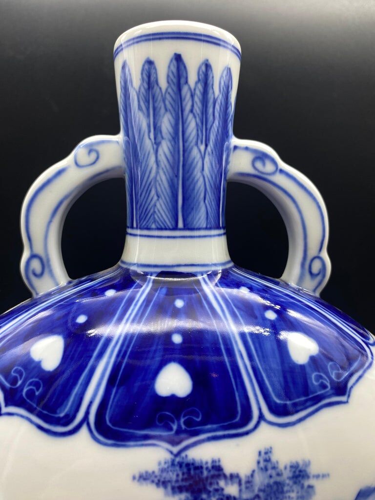 Chinese gourd vase in white and blue porcelain