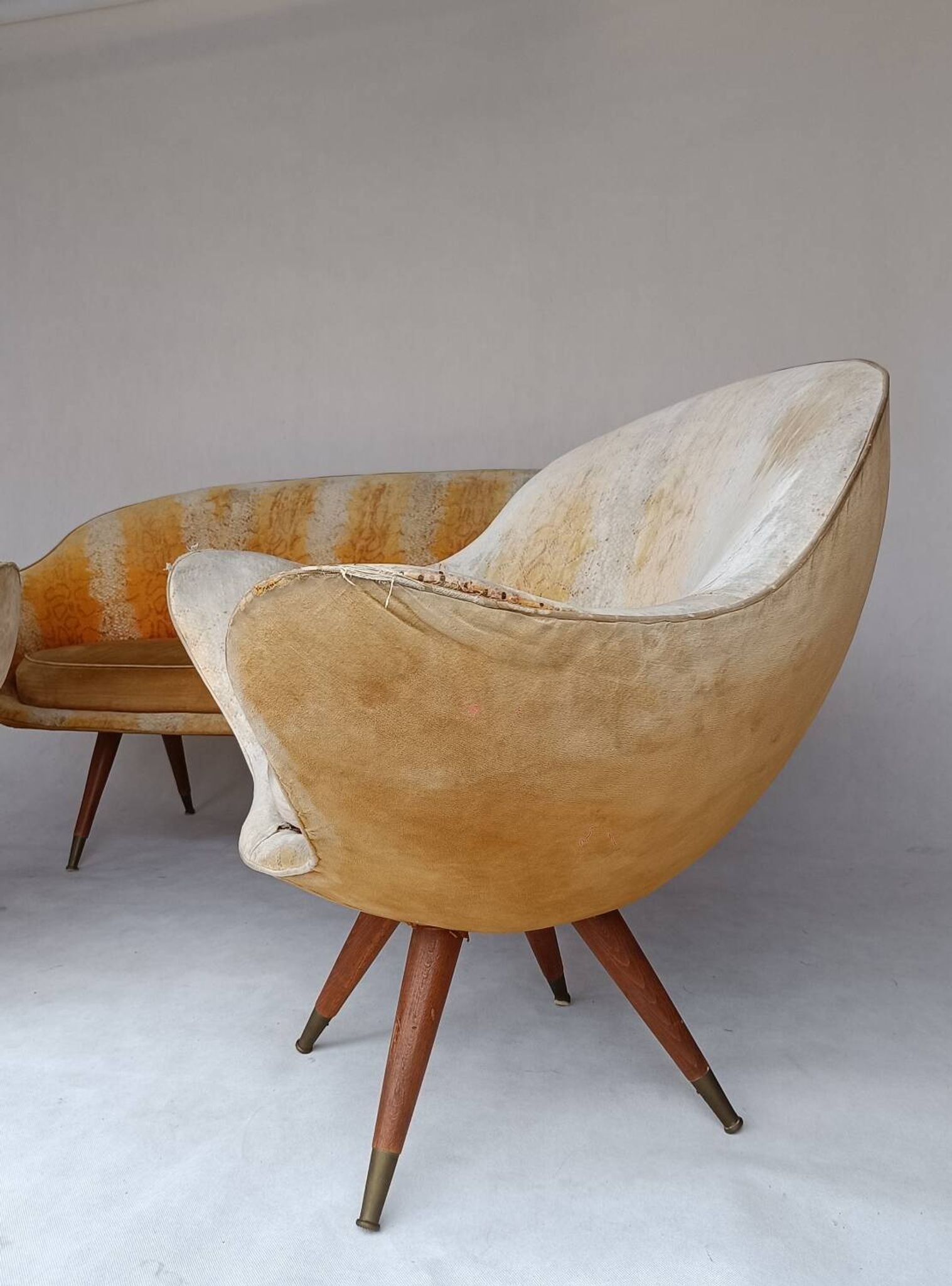 2 fauteuils œuf et canapé par Paged des années 50