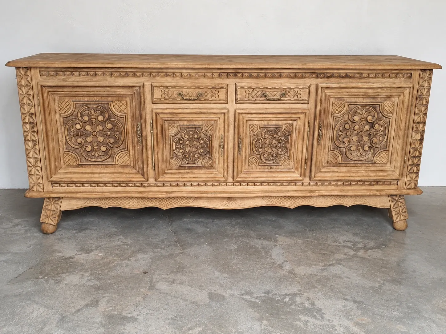Buffet en bois massif mouluré