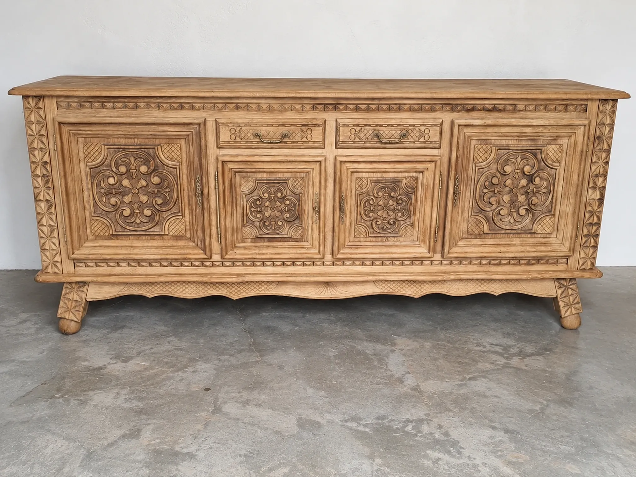 Buffet en bois massif mouluré