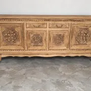 Buffet en bois massif mouluré