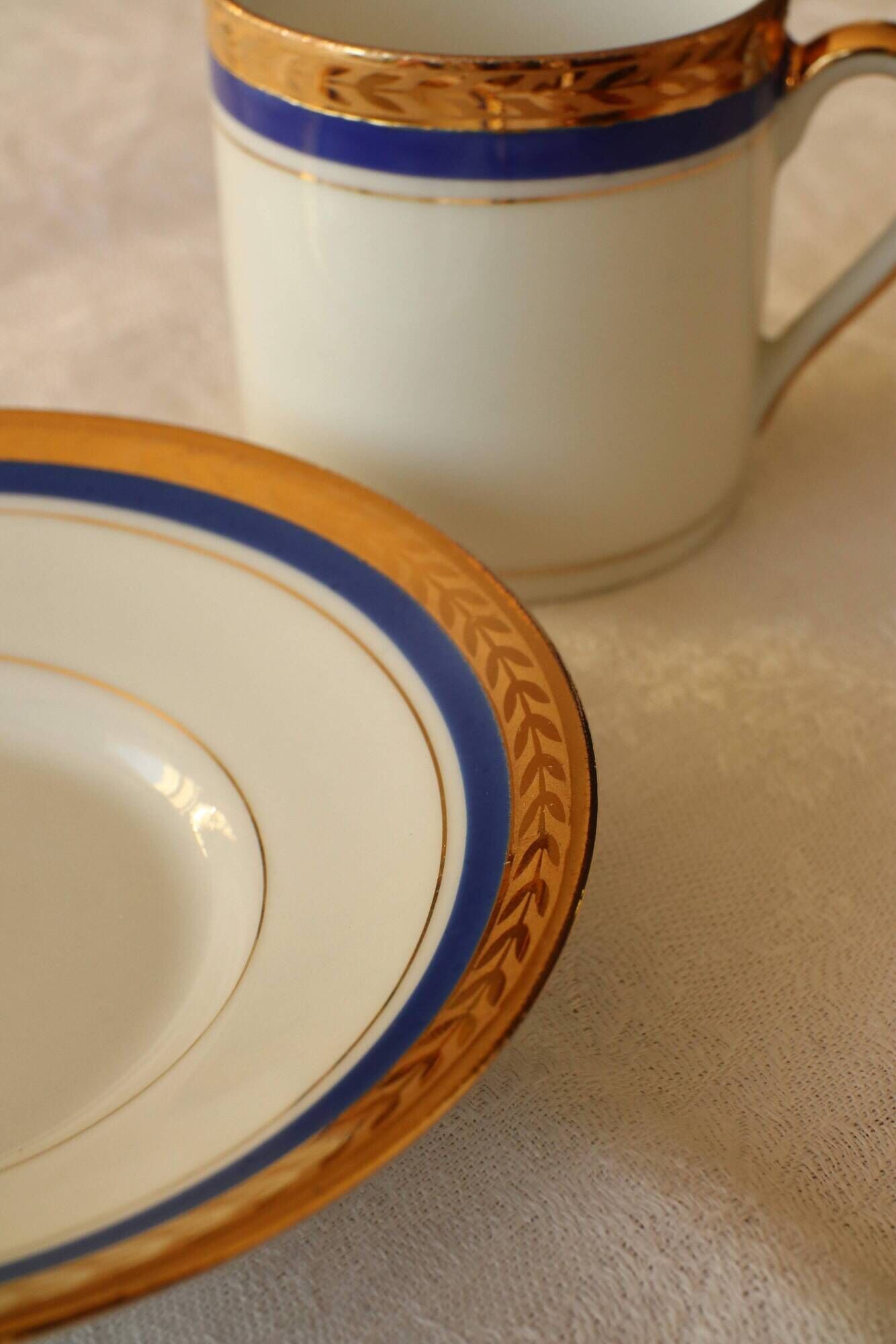 6 coffee cups + saucers in Gien porcelain – Empire style, gold trim