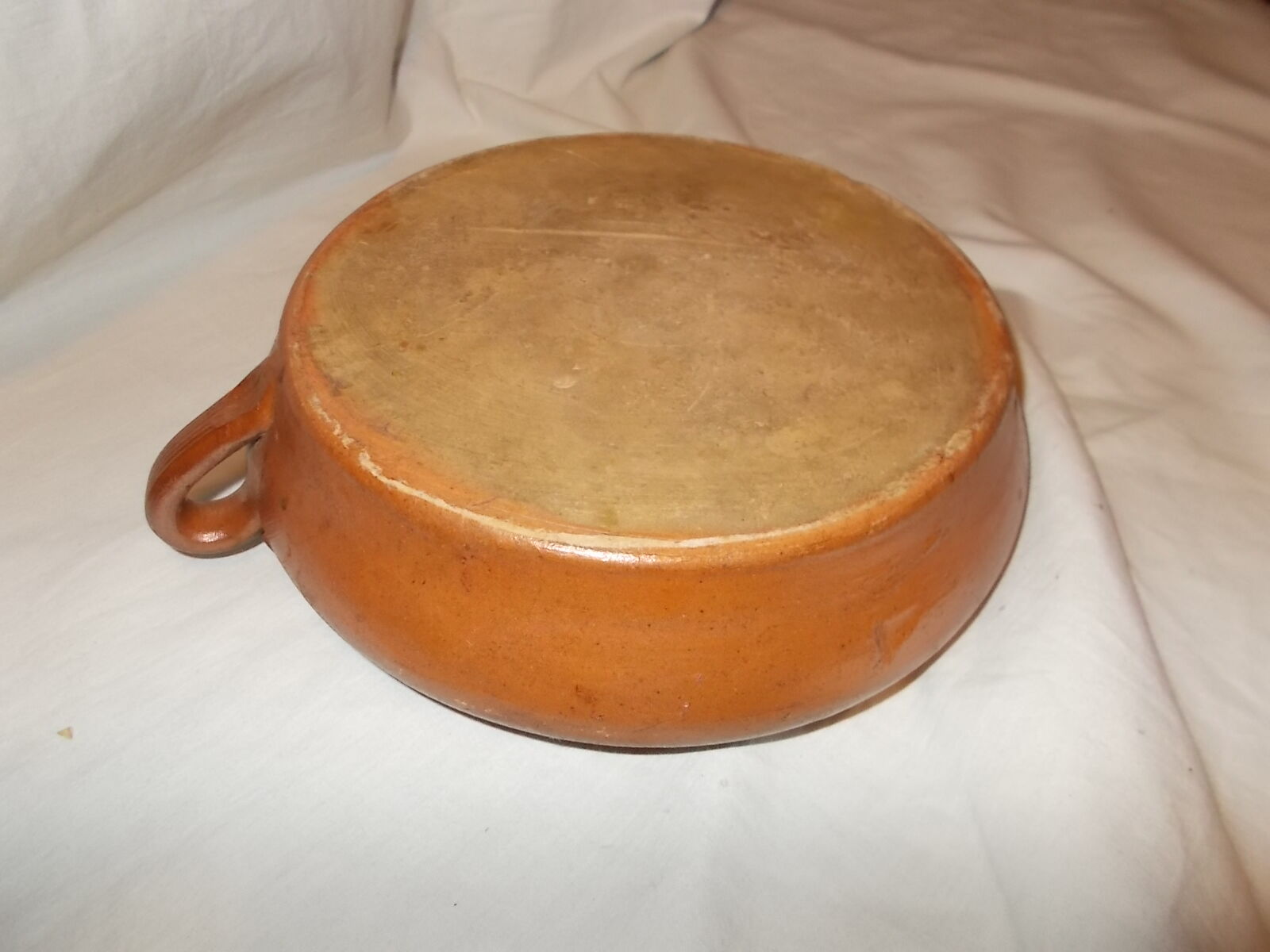 Flat stoneware dish