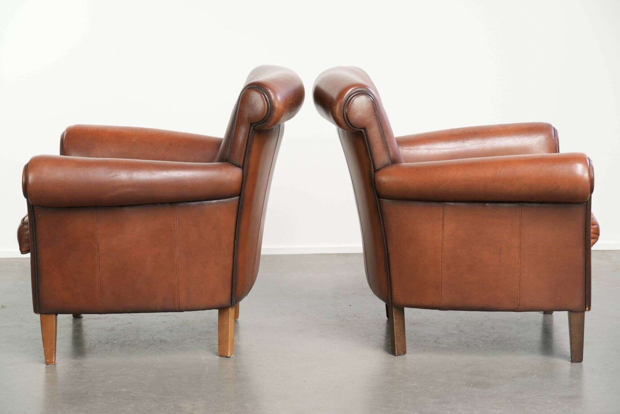 Set of 2 comfortable sheepskin armchairs with a timeless look