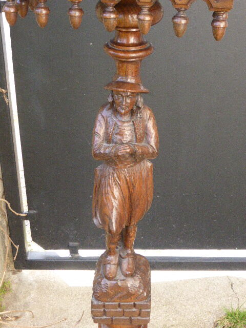 Wooden saddle with statuette, Breton figure, ancient and chiseled, Henri II style